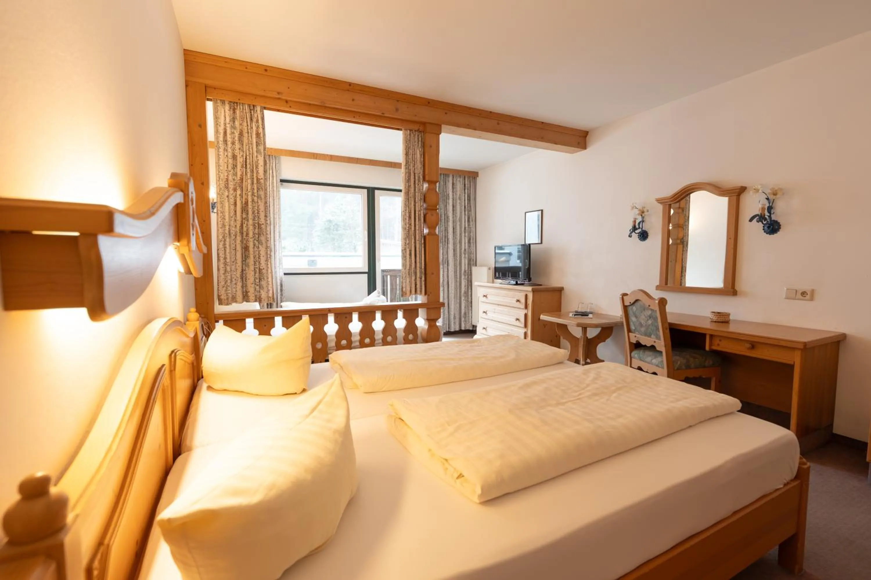 Bed in Hotel Gruberhof Innsbruck Igls B&B