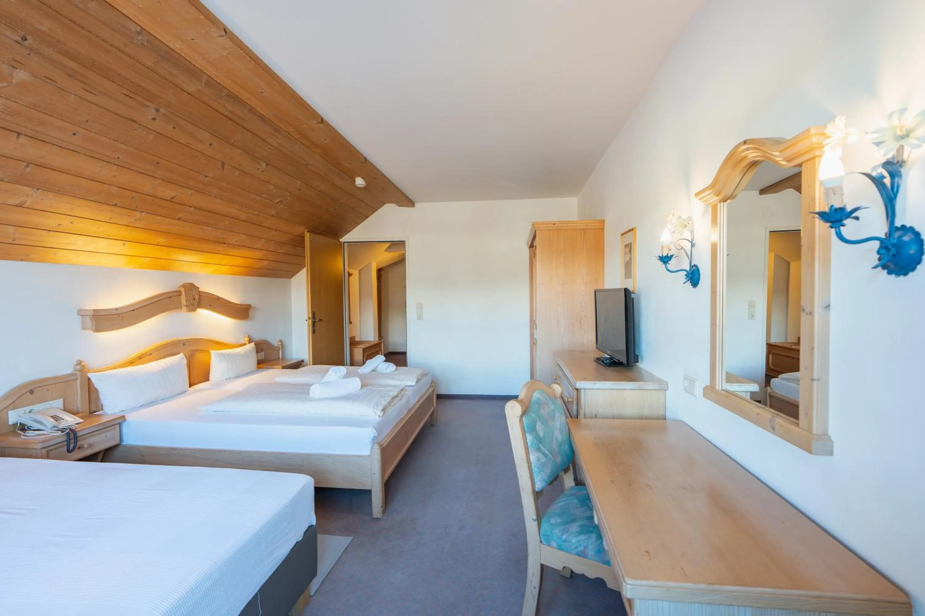 Bed in Hotel Gruberhof Innsbruck Igls B&B