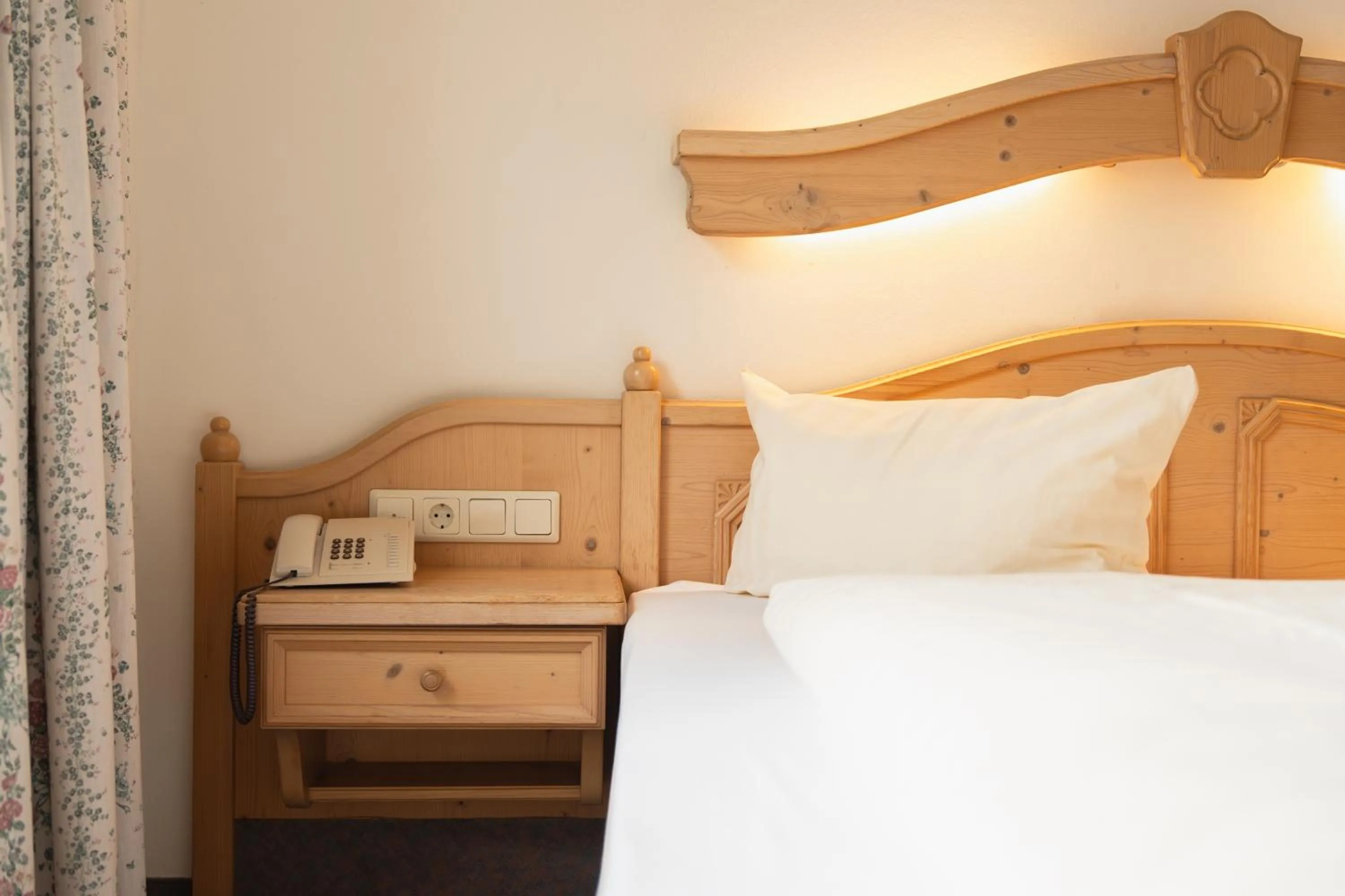 Bed in Hotel Gruberhof Innsbruck Igls B&B