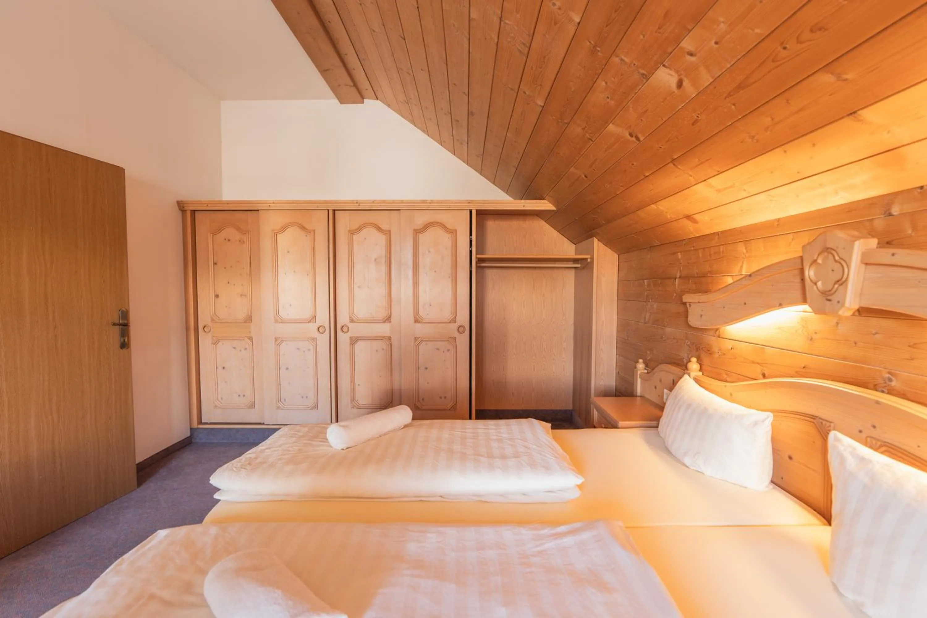 Bed in Hotel Gruberhof Innsbruck Igls B&B