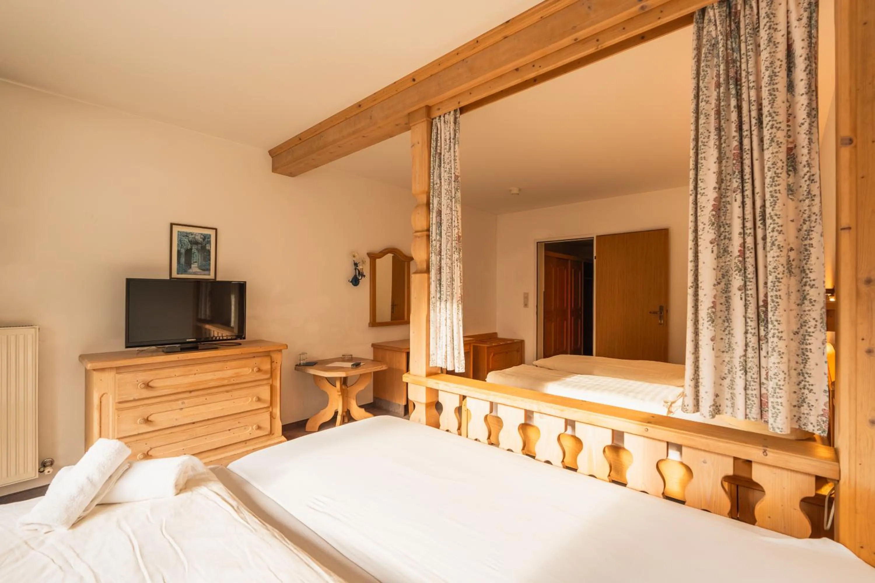 Bed in Hotel Gruberhof Innsbruck Igls B&B