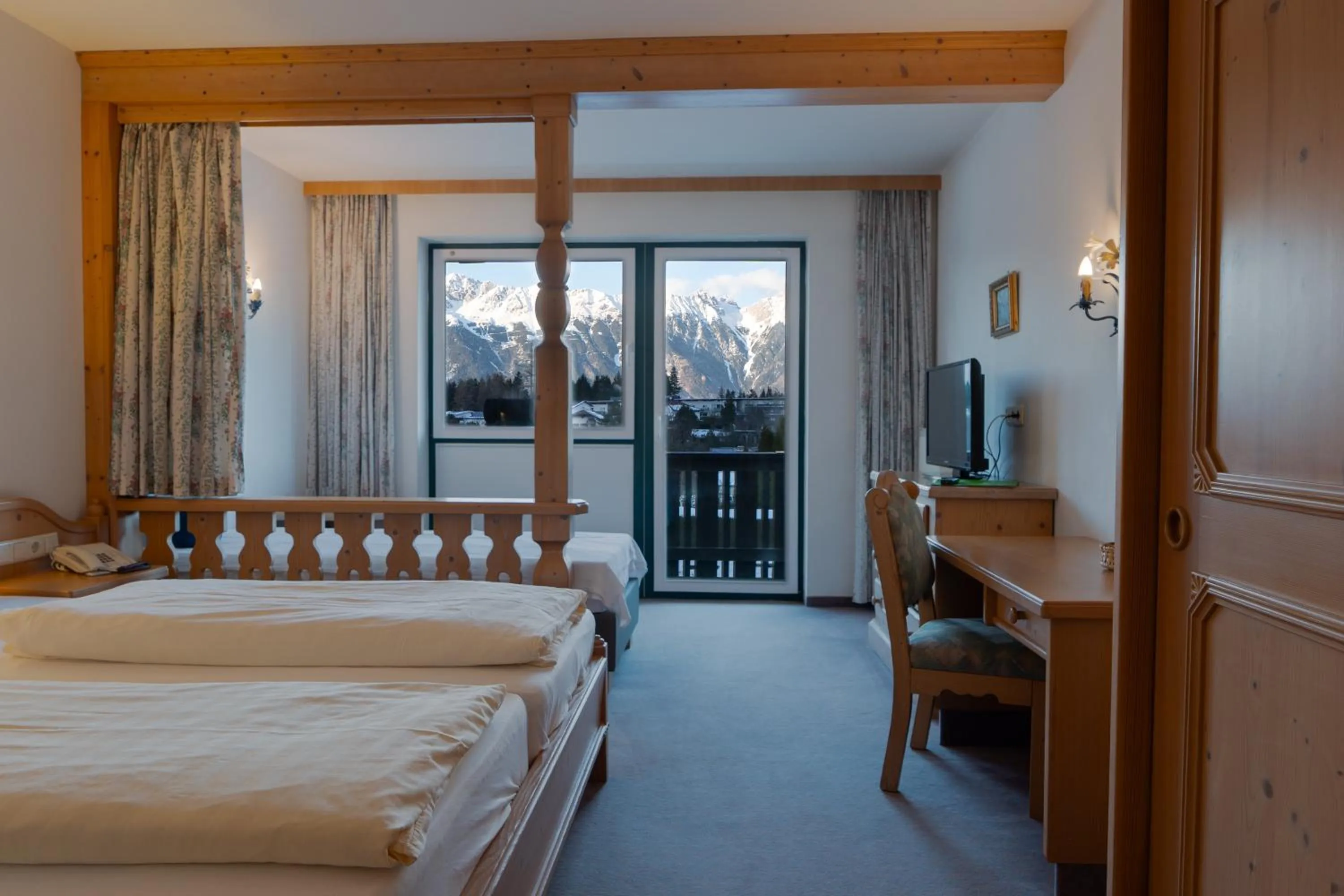 Bed in Hotel Gruberhof Innsbruck Igls B&B