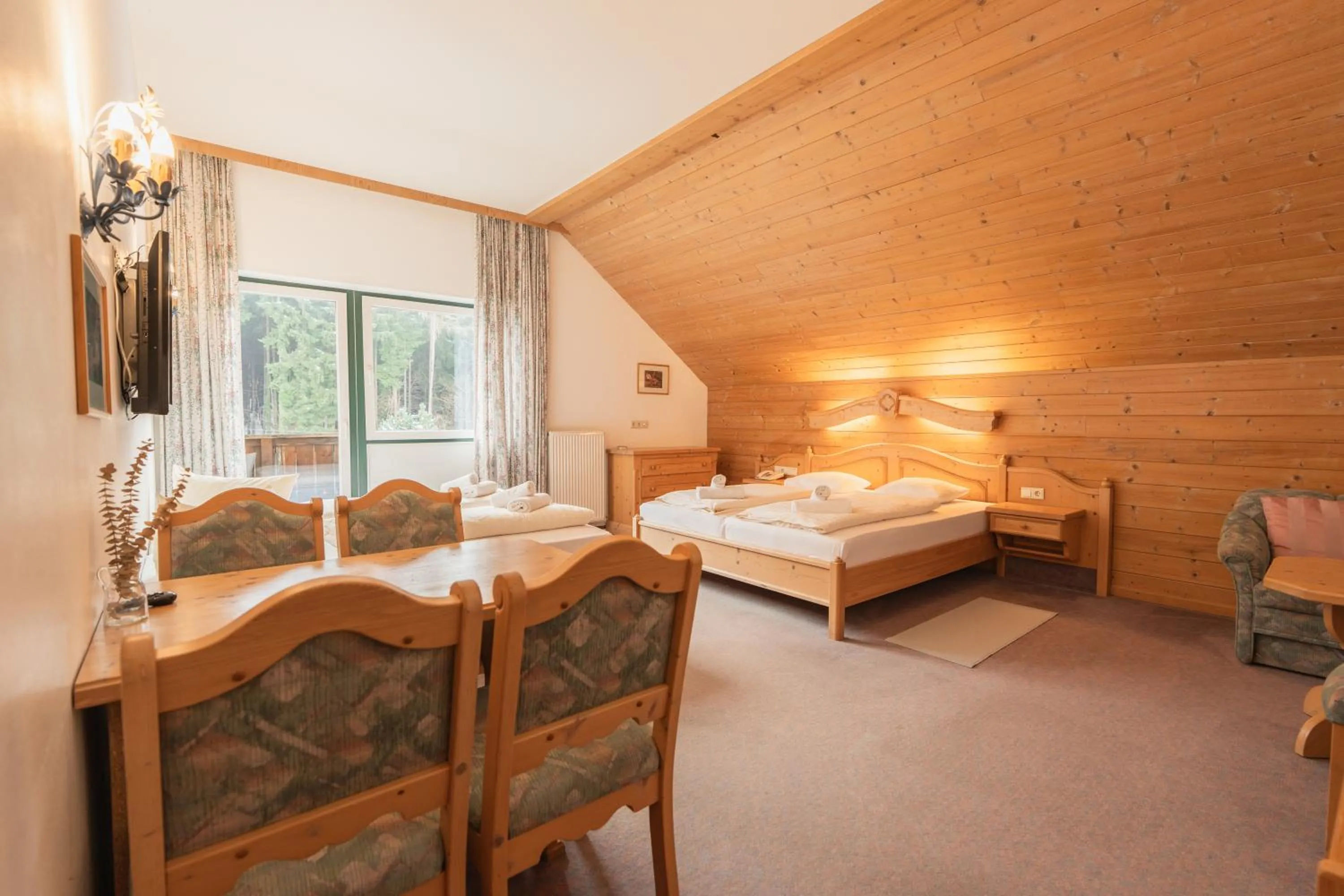 Bed in Hotel Gruberhof Innsbruck Igls B&B