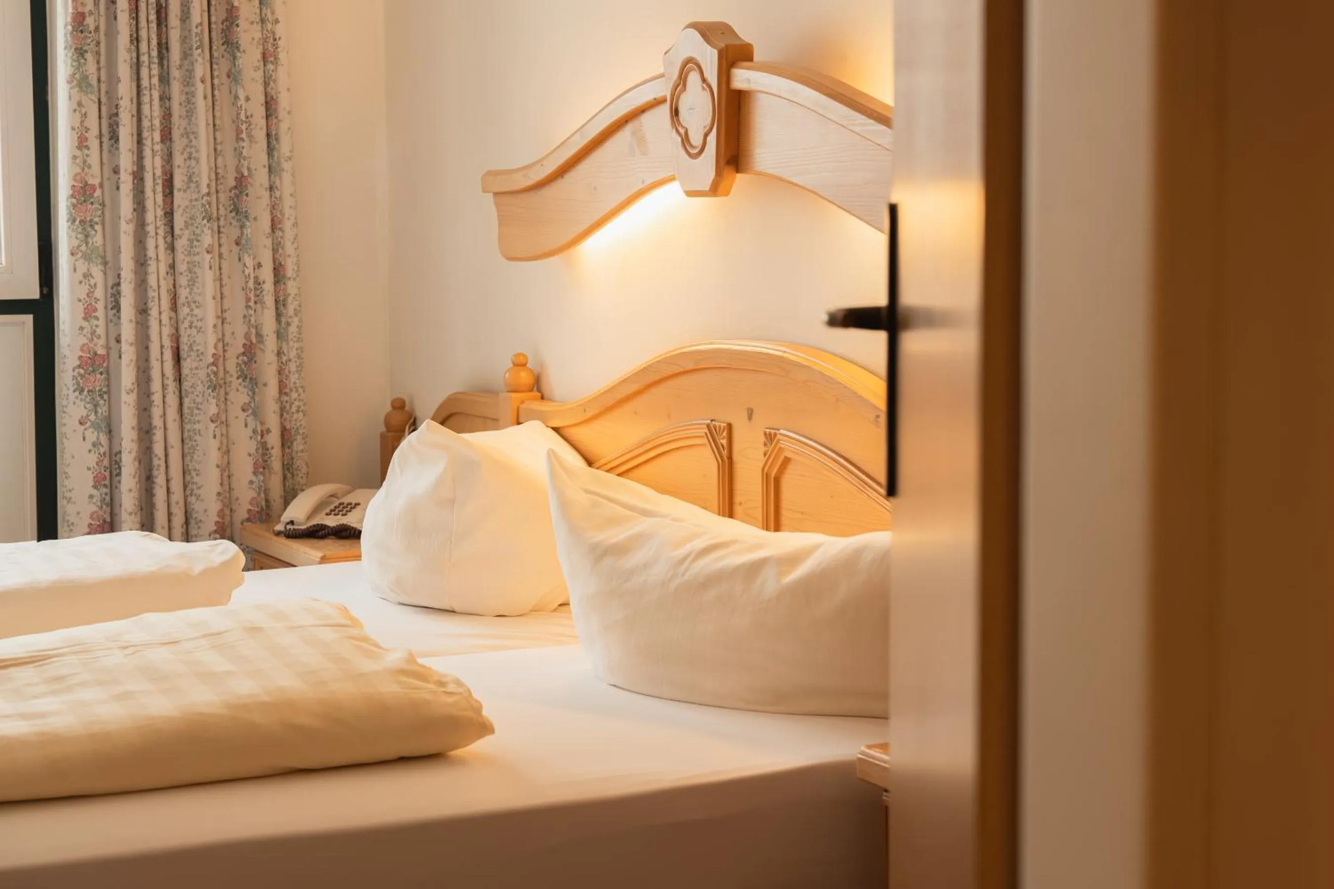 Bed in Hotel Gruberhof Innsbruck Igls B&B