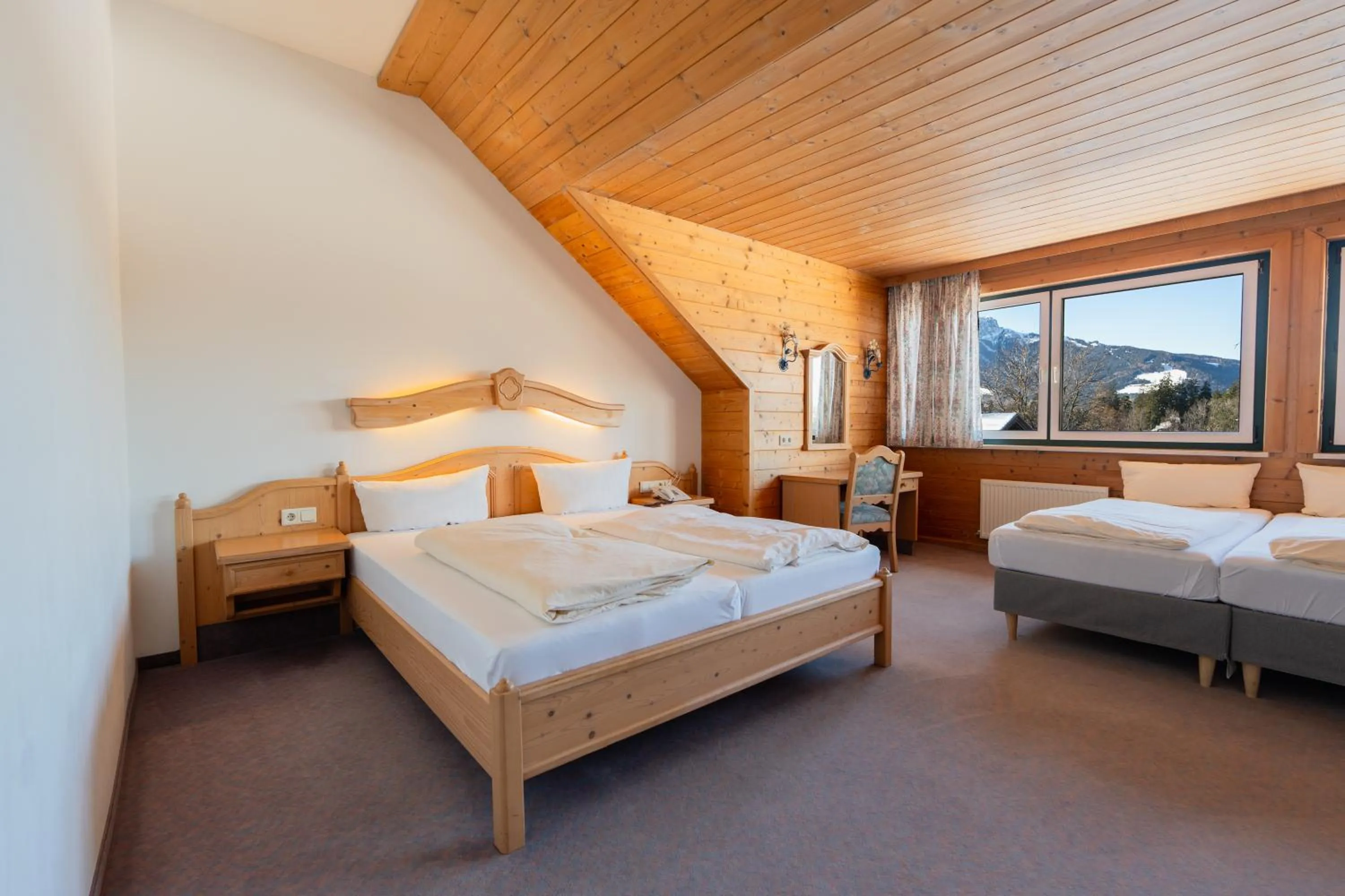 Bed in Hotel Gruberhof Innsbruck Igls B&B