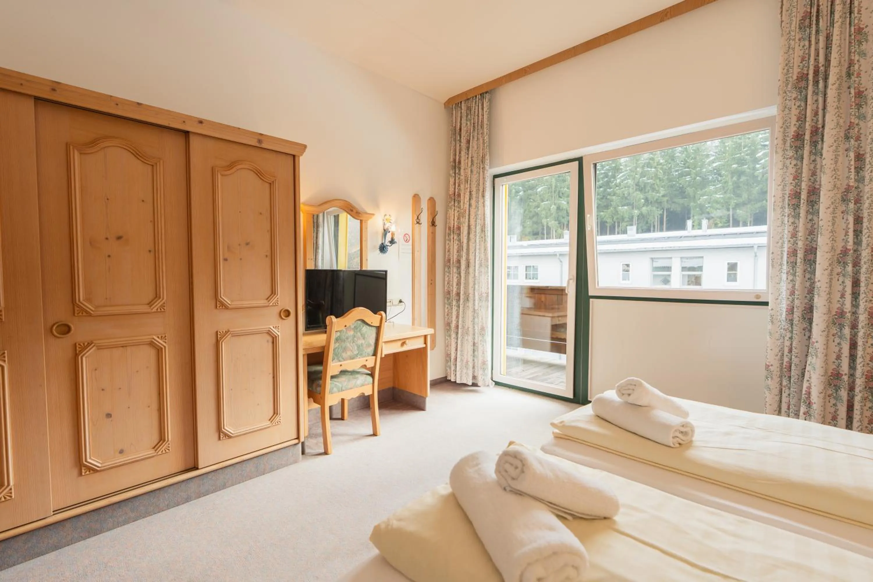 Bed in Hotel Gruberhof Innsbruck Igls B&B