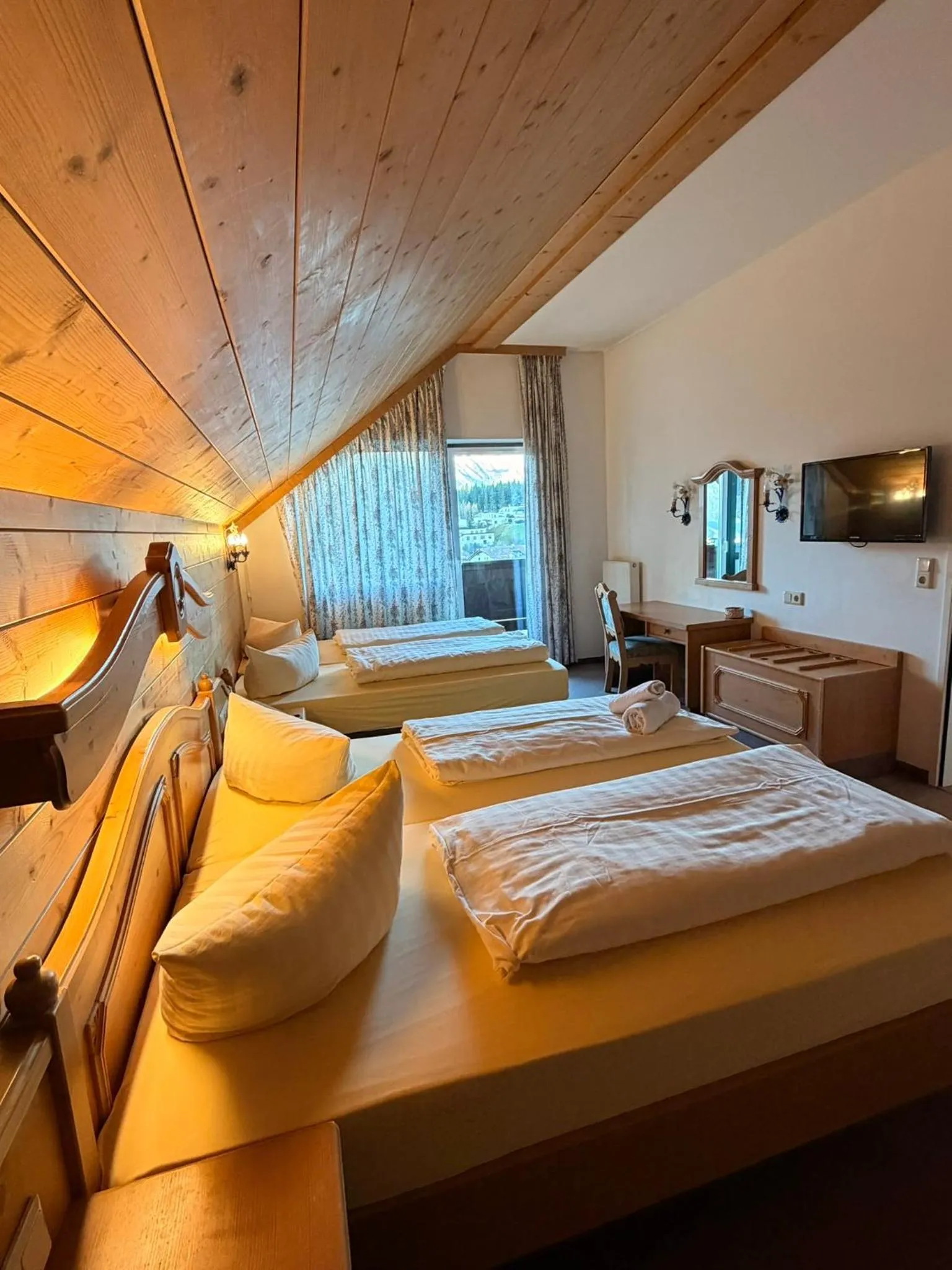 Bed in Hotel Gruberhof Innsbruck Igls B&B