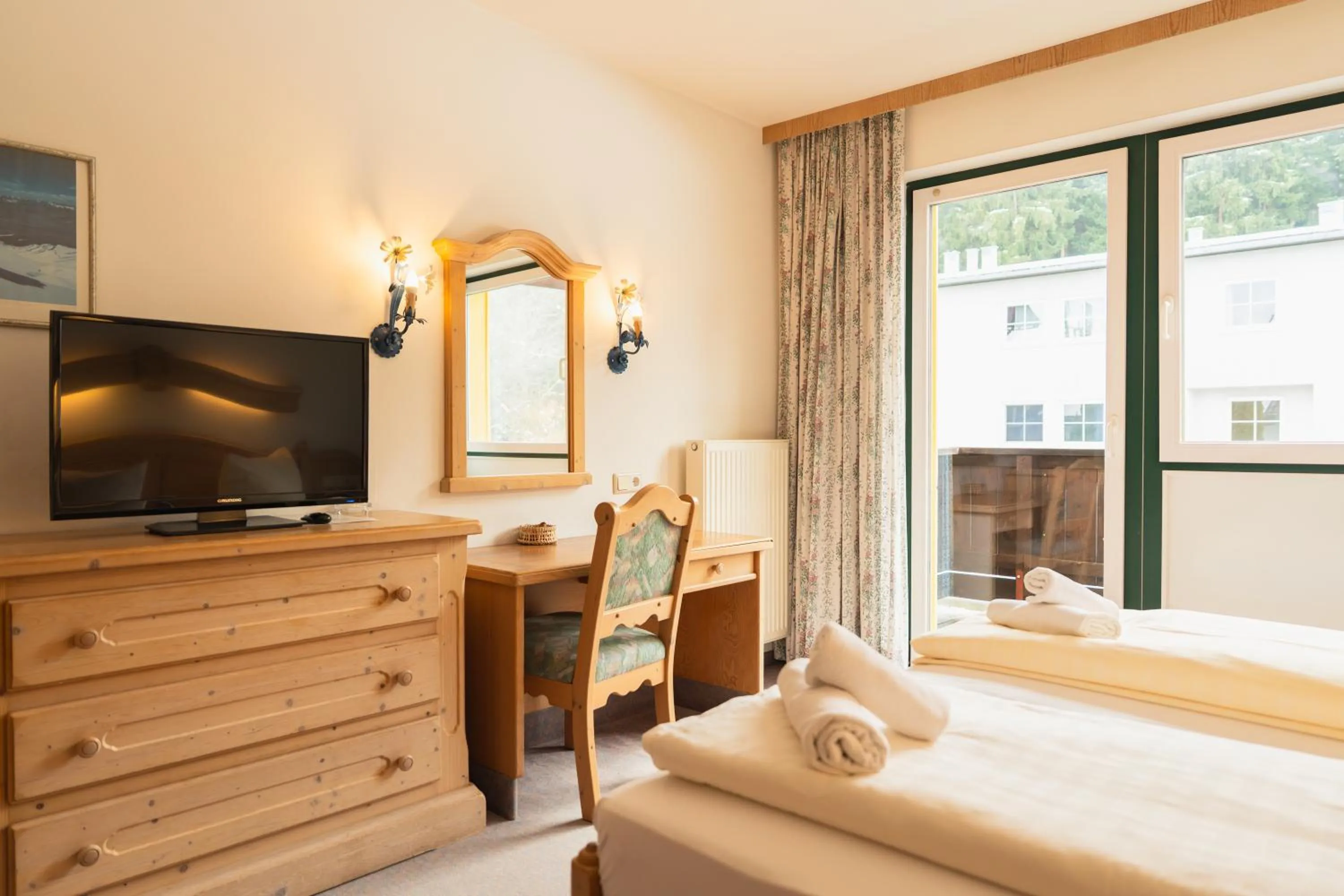 Bed in Hotel Gruberhof Innsbruck Igls B&B