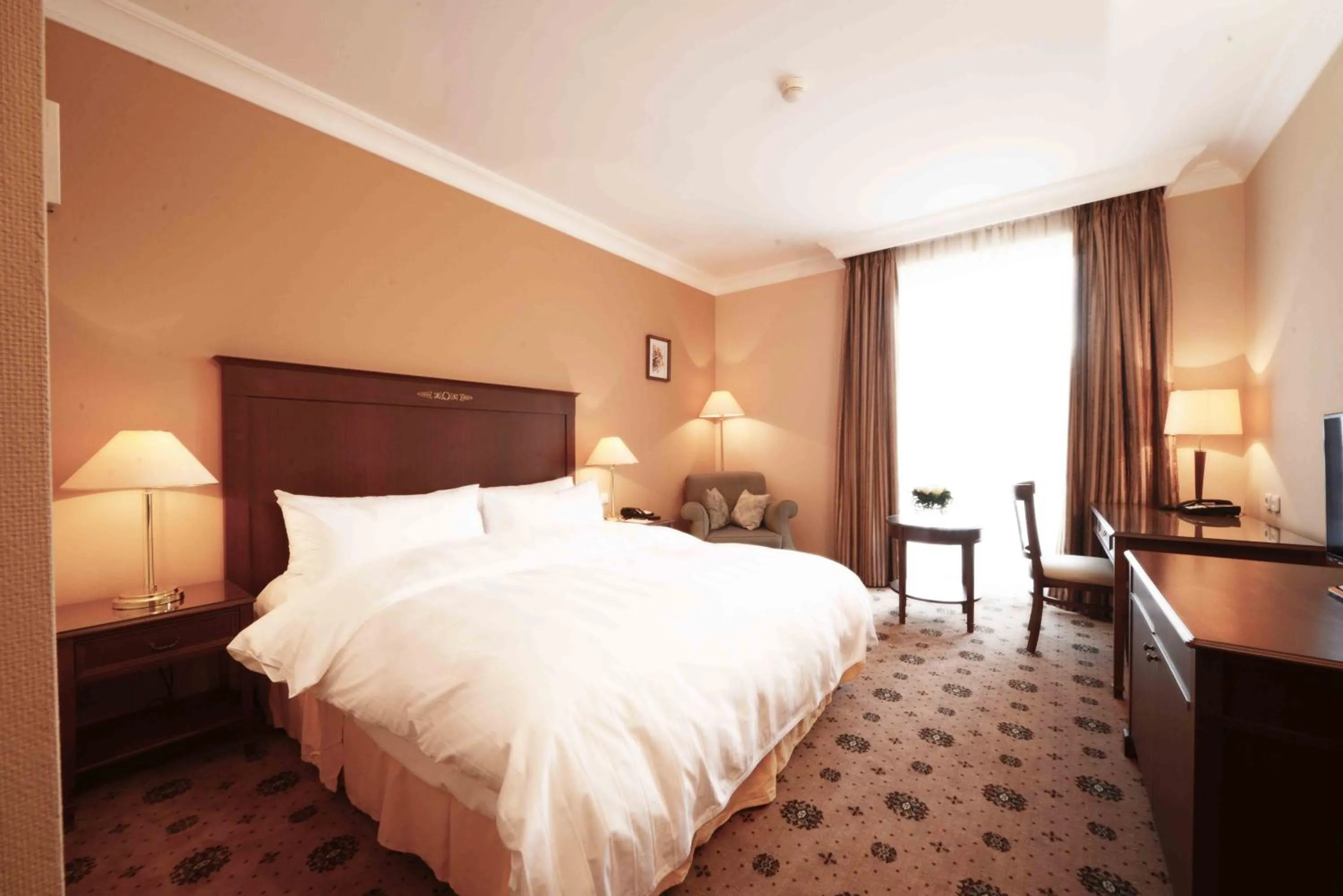 Property building, Bed in LOTTE City Hotels Tashkent Palace