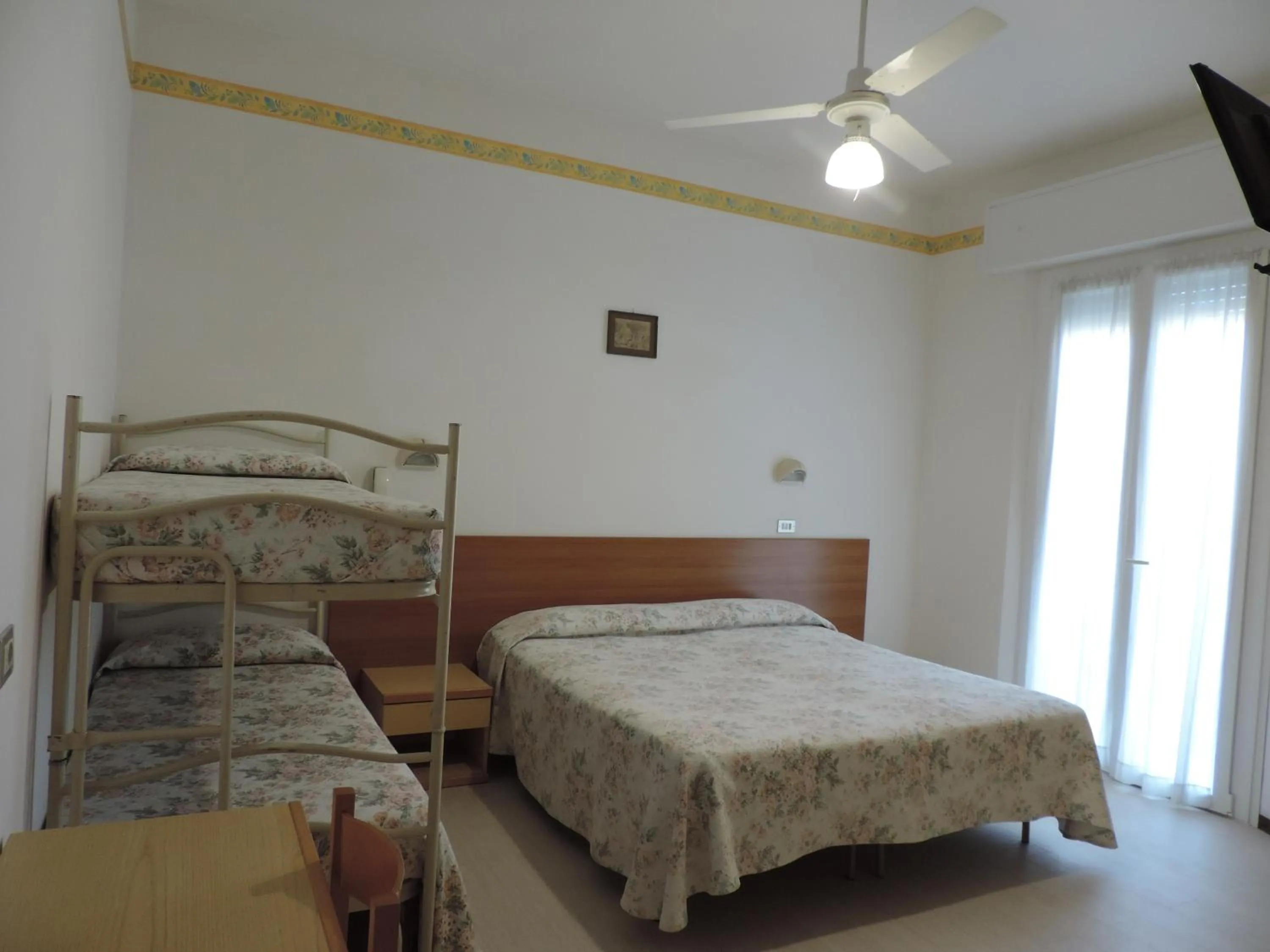 Photo of the whole room in Hotel Liliana