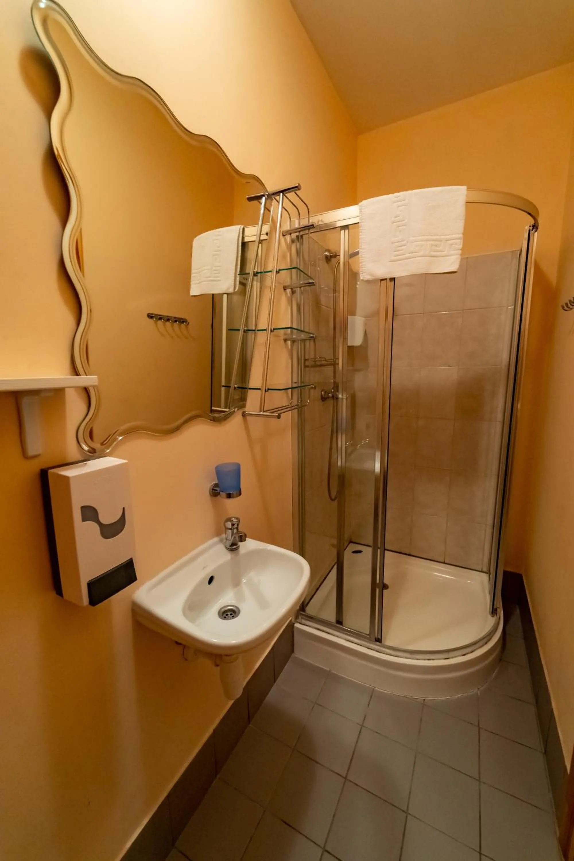 Shower in Hotel Mare & Restaurant