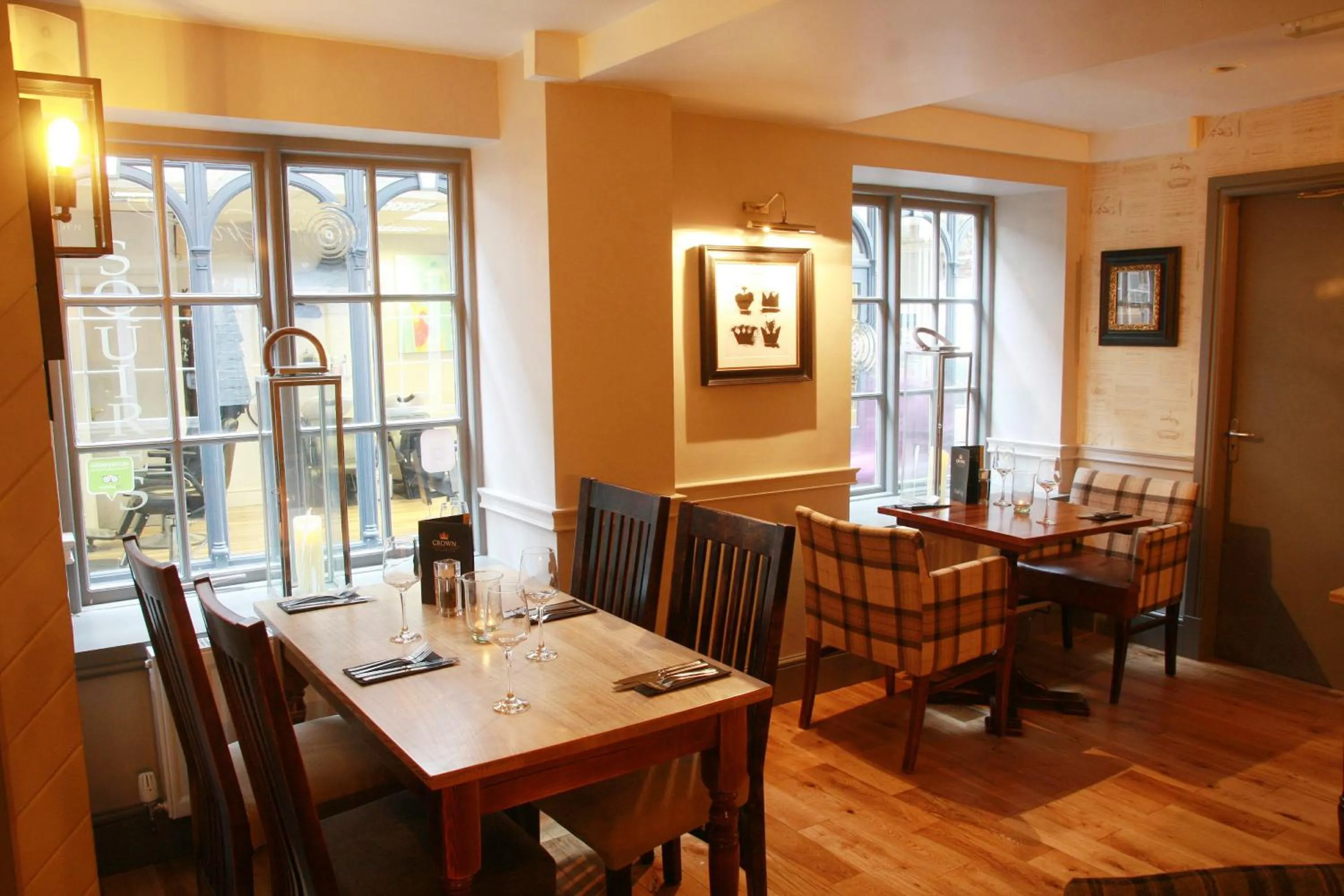 Restaurant/places to eat in Crown Hotel