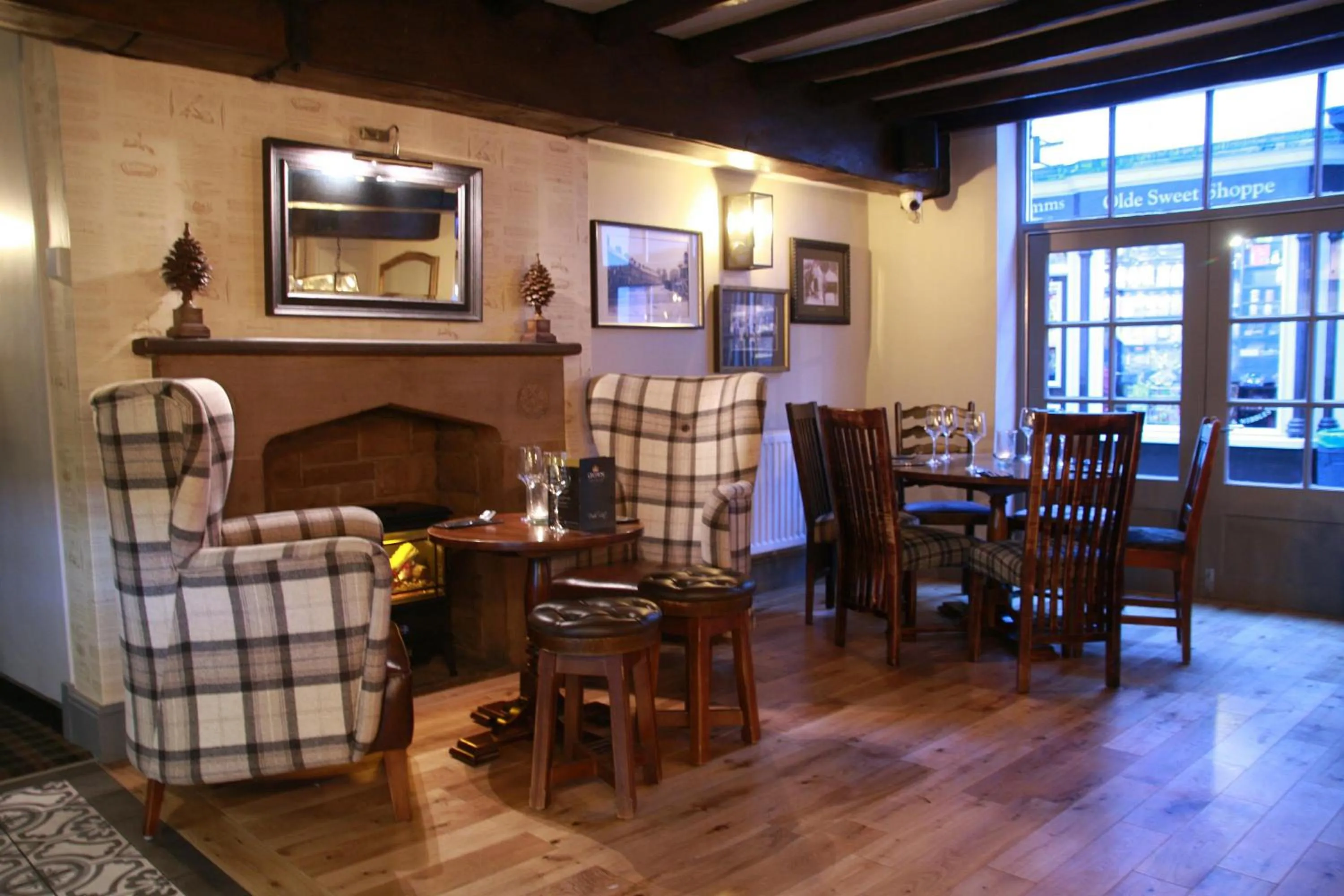 Restaurant/places to eat in Crown Hotel