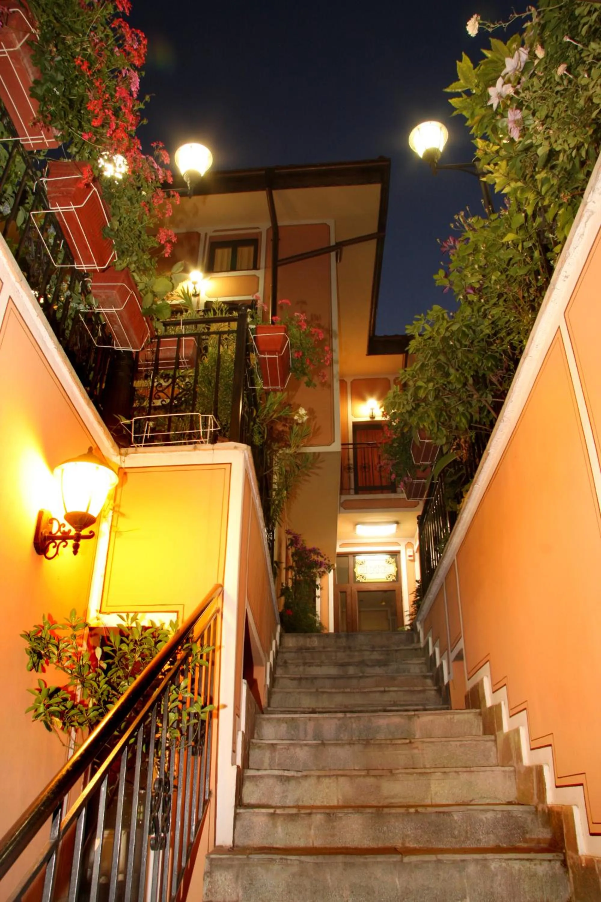 Facade/entrance in Hotel Alafrangite