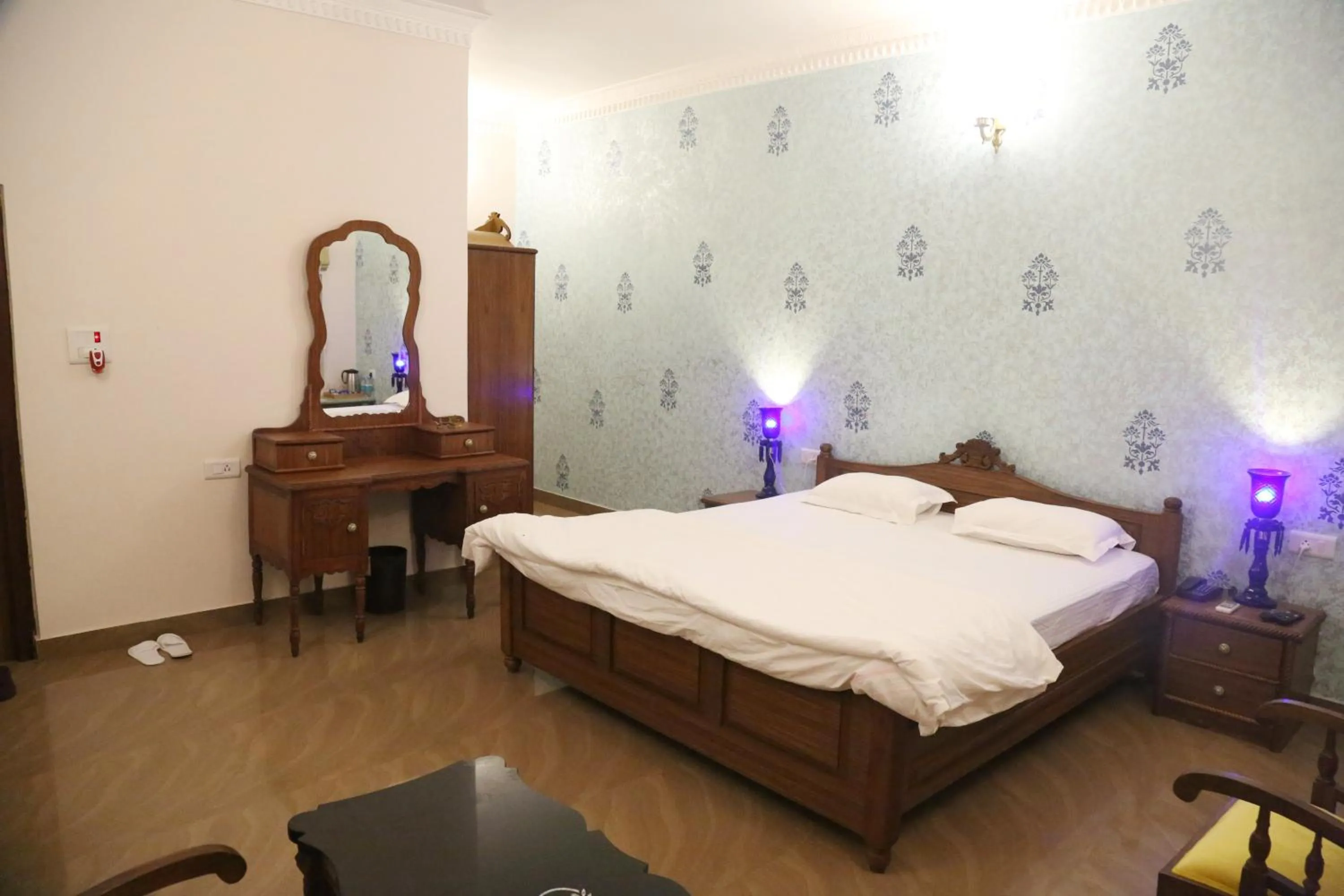 Bed in Vijaigarh Kothi - Heritage boutique