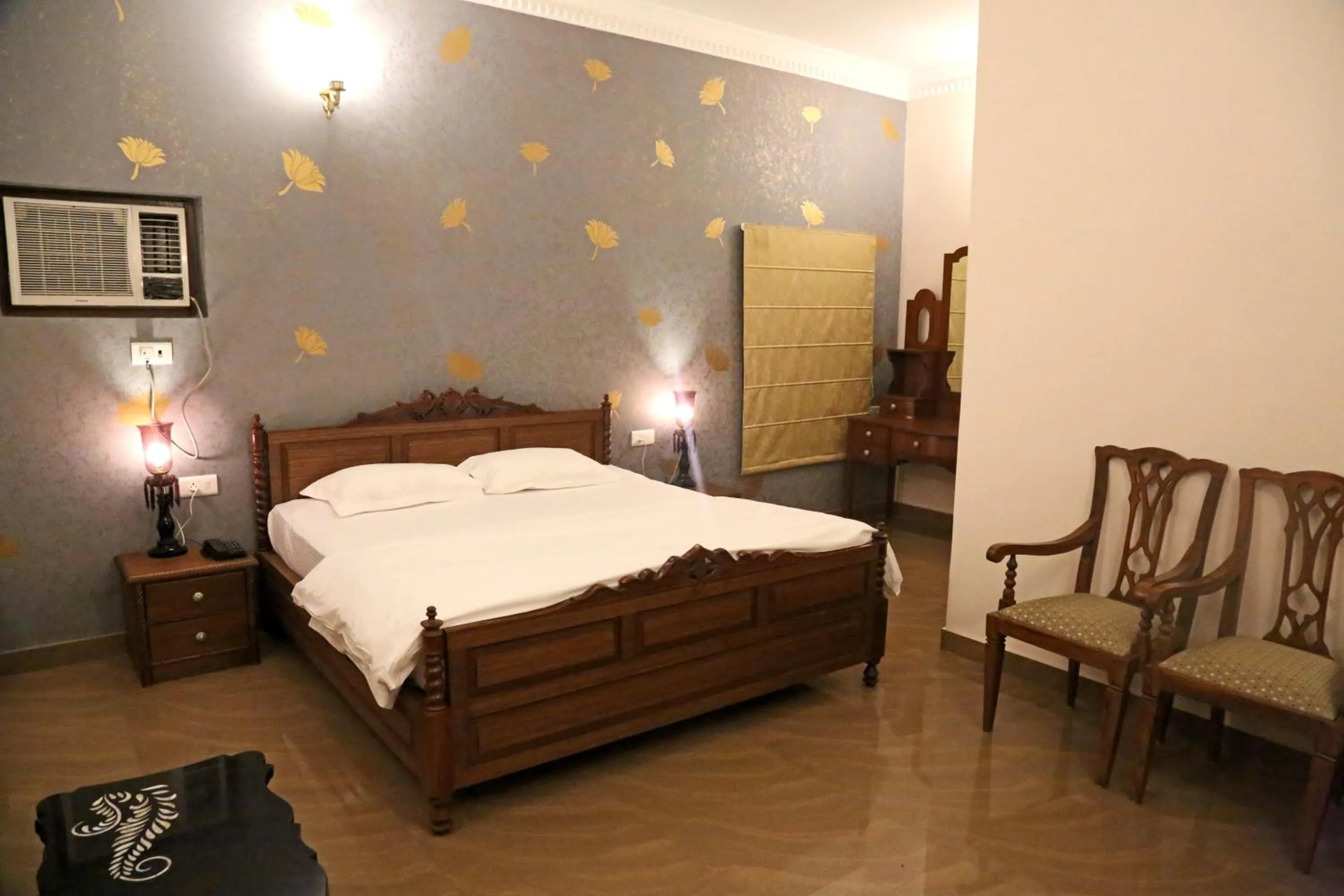 Bed in Vijaigarh Kothi - Heritage boutique