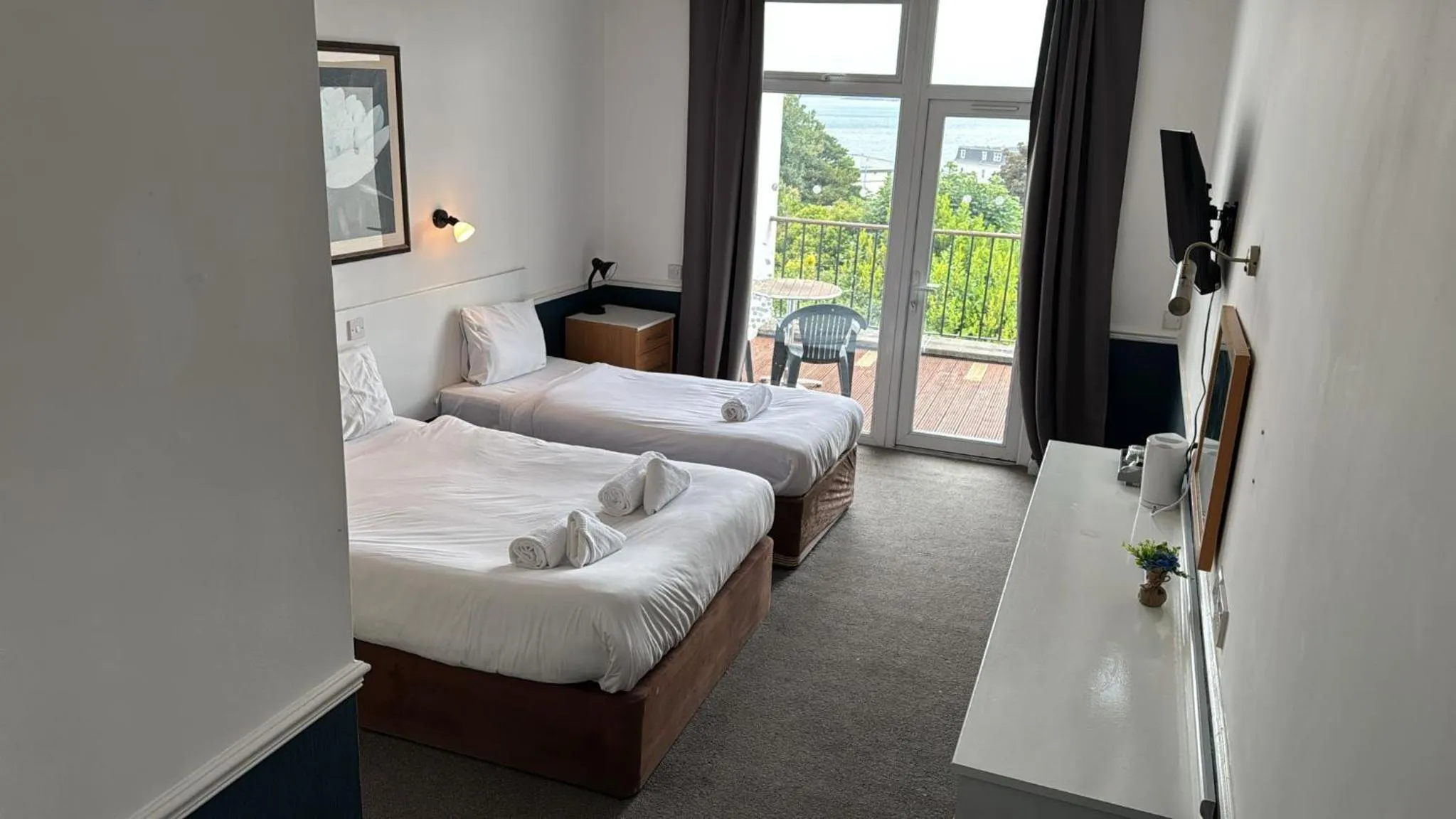 Bedroom, Bed in Diamond Hotel