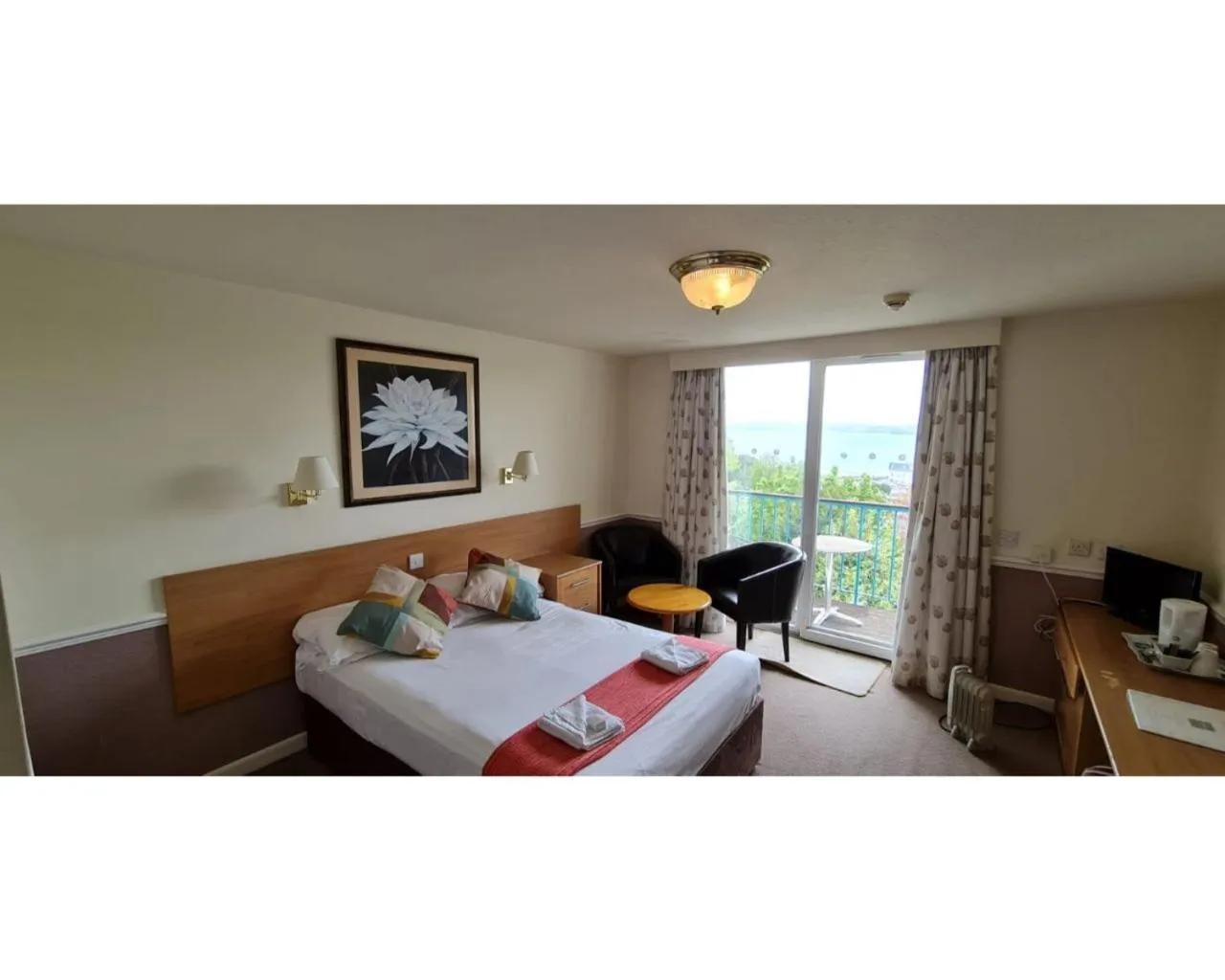 Bedroom, Bed in Diamond Hotel