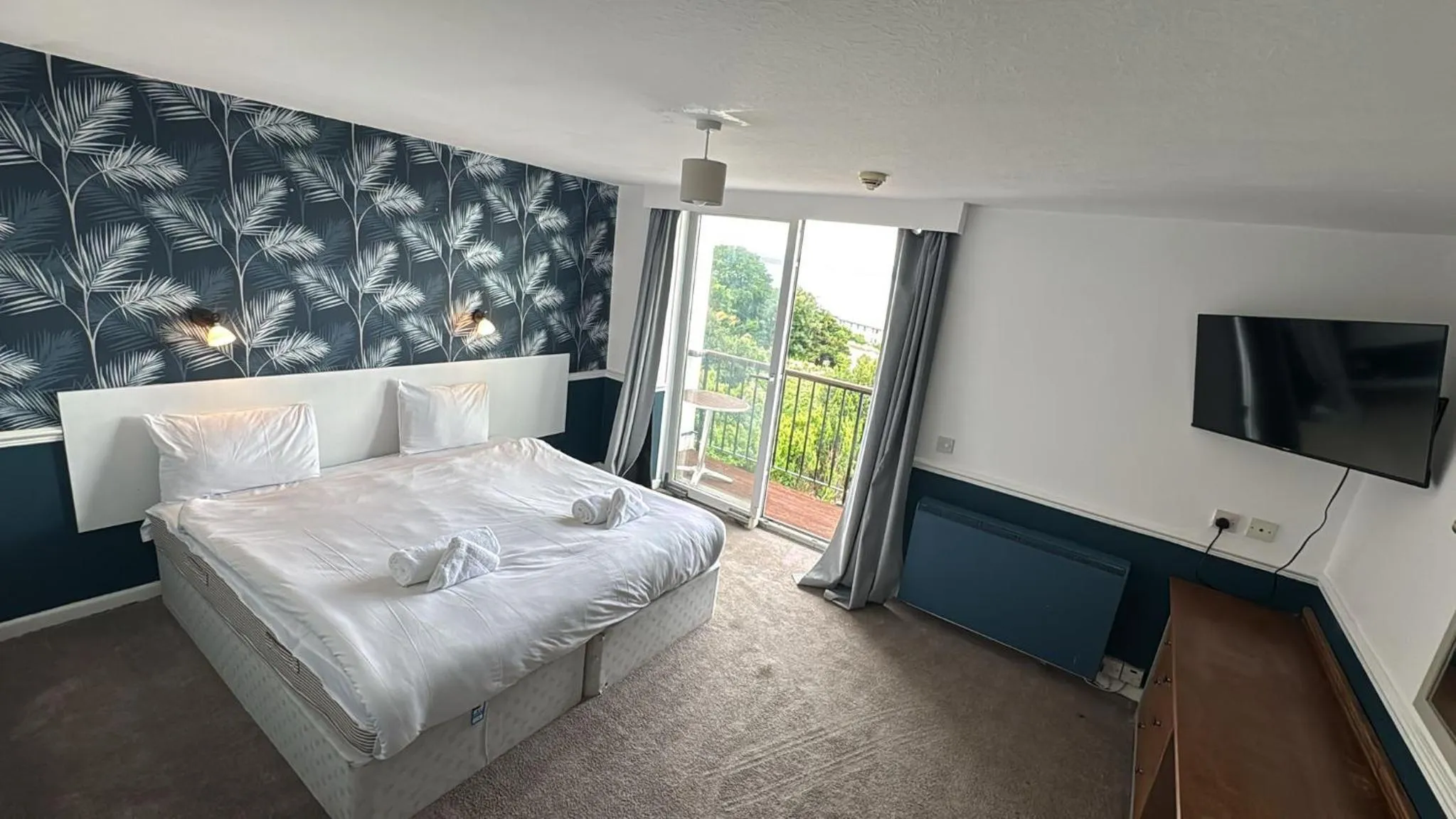 Bedroom, Bed in Diamond Hotel