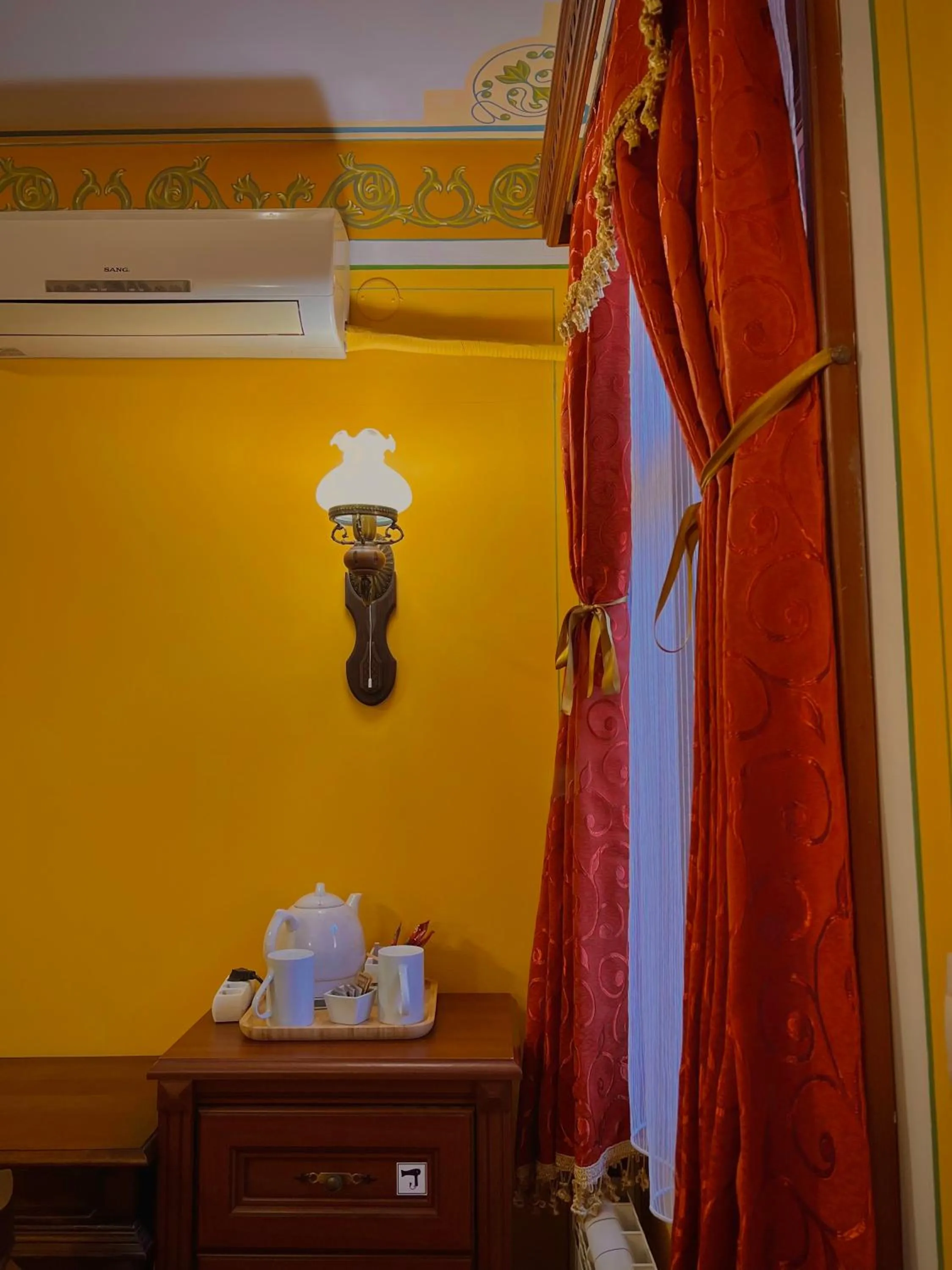 Coffee/tea facilities in Family Hotel at Renaissance Square