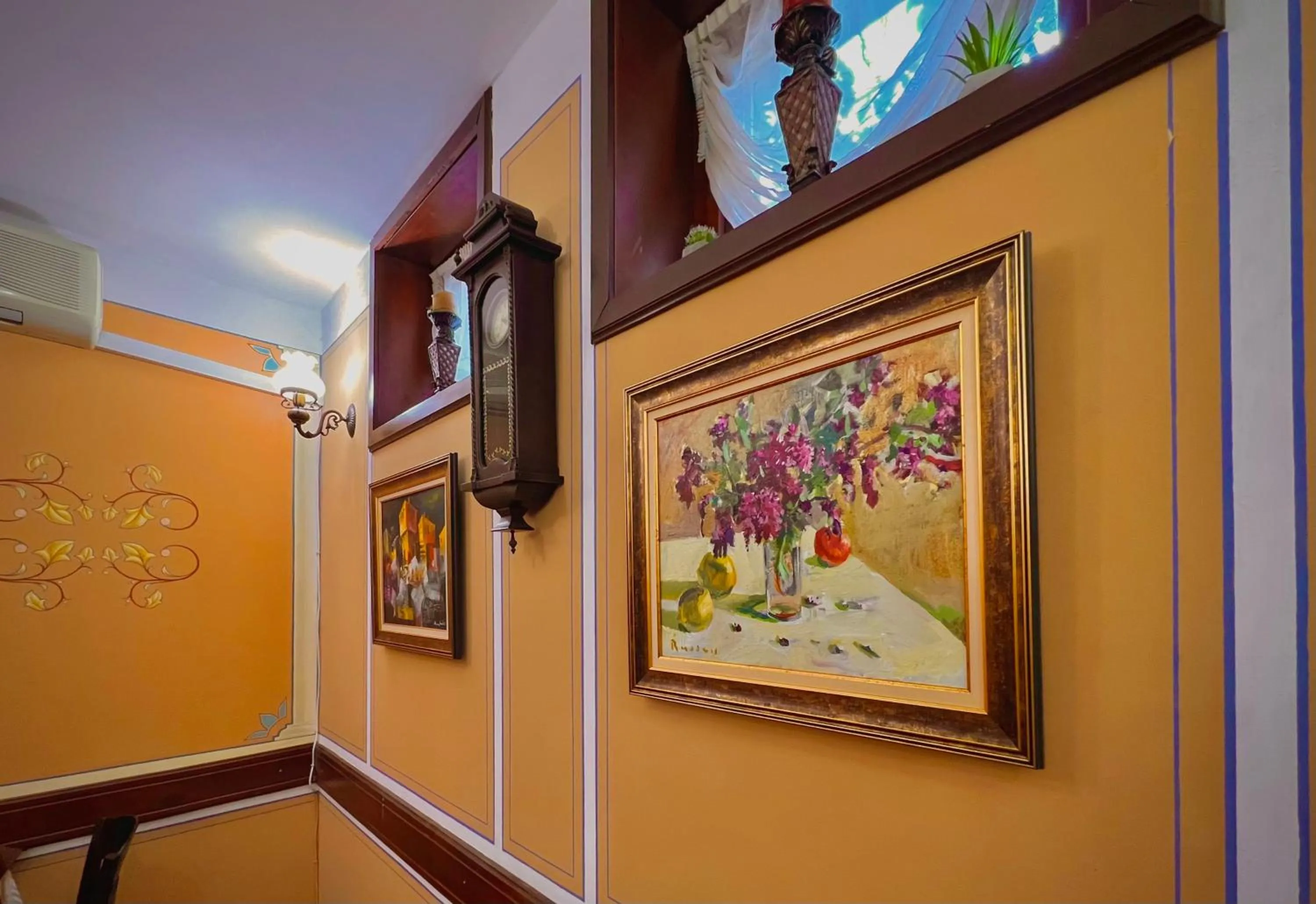 Restaurant/places to eat in Family Hotel at Renaissance Square