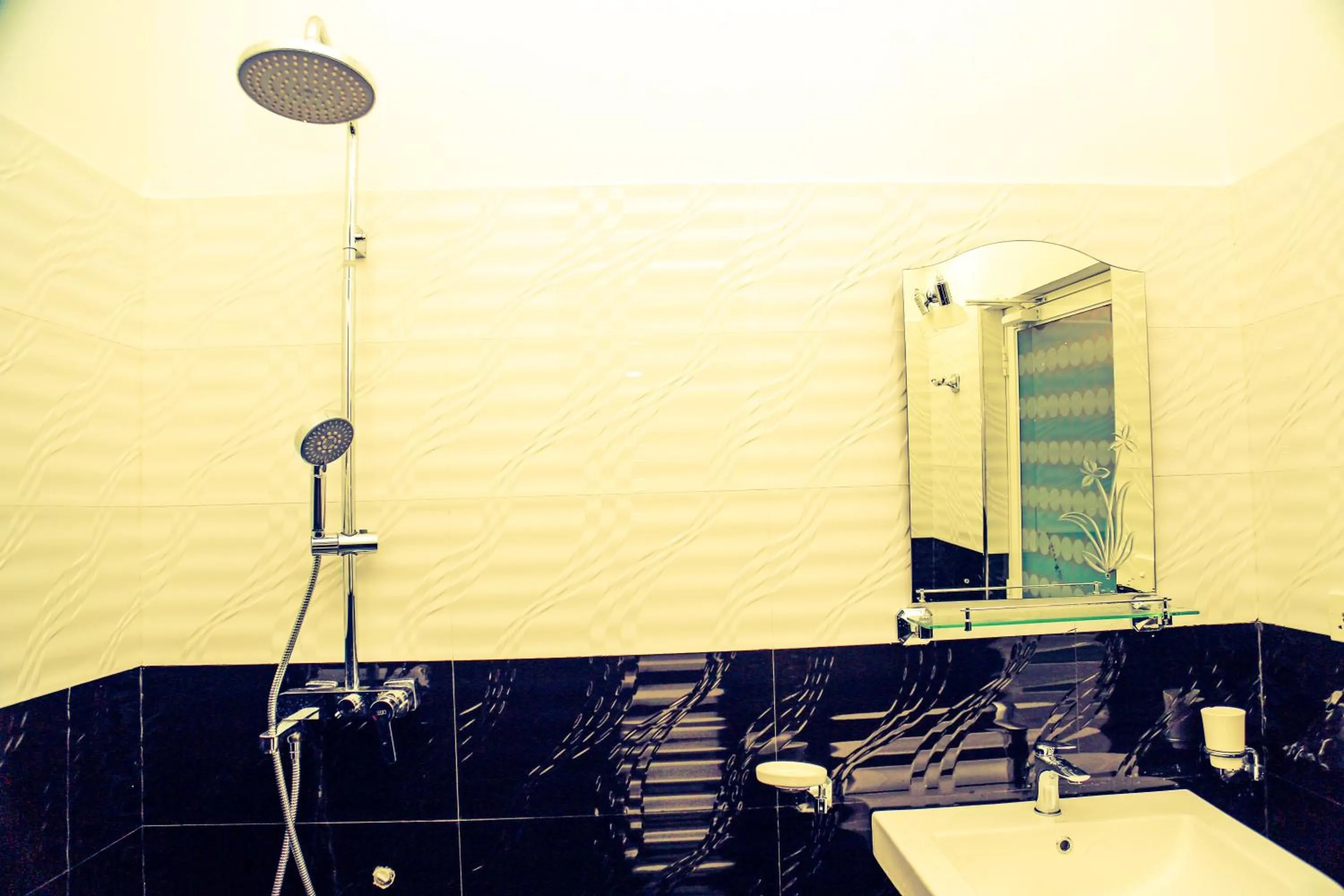 Queen's Gate, Mirissa