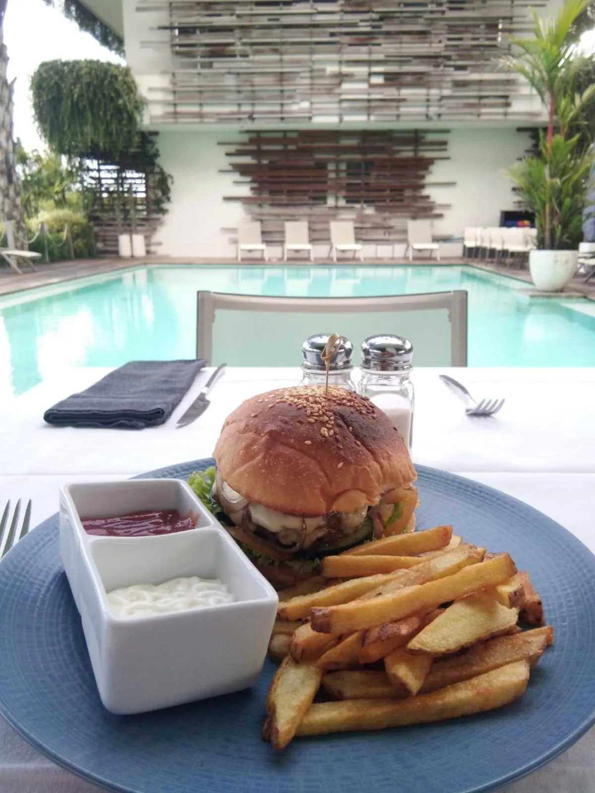 Restaurant/places to eat in The Double View Mansions Bali