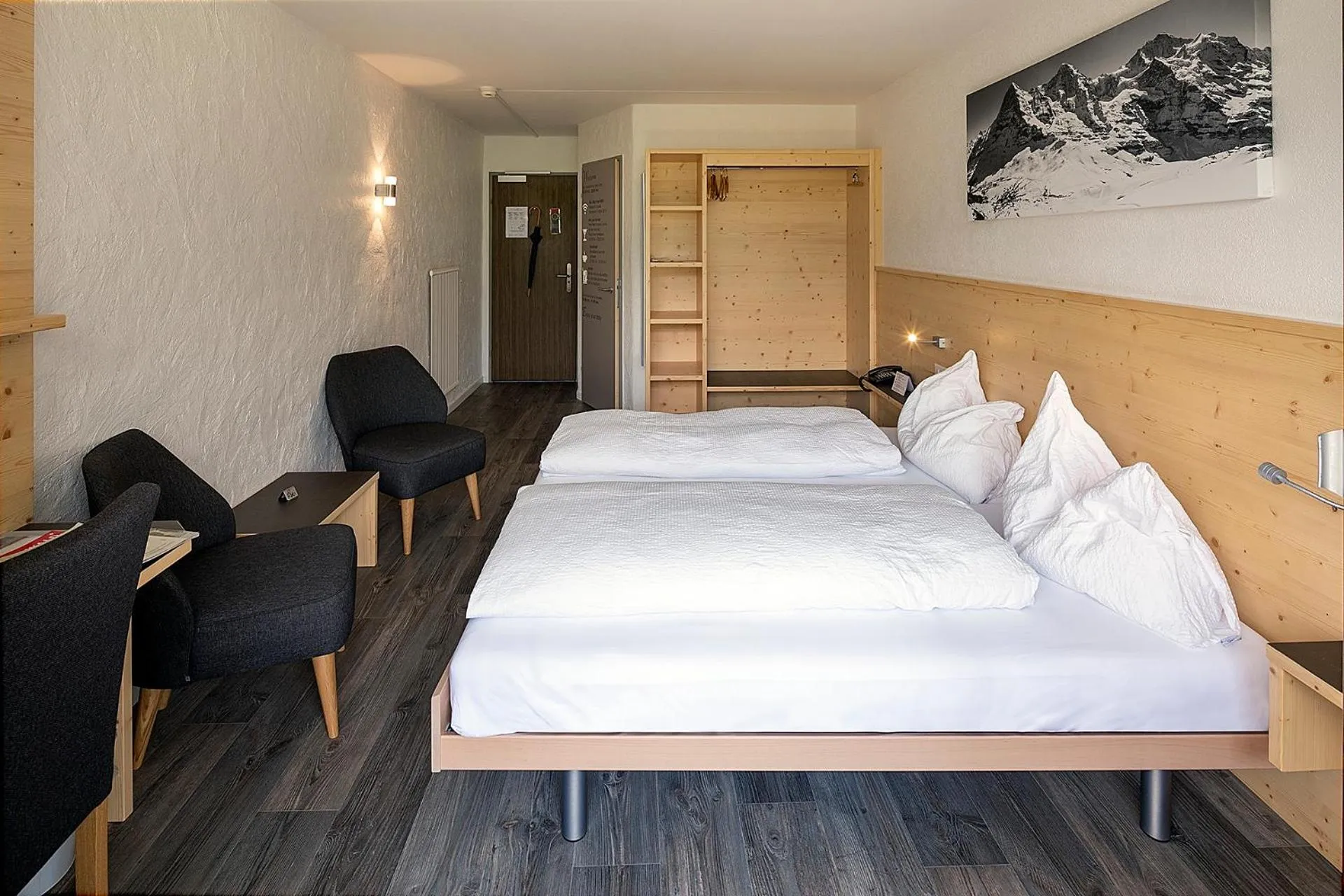 Photo of the whole room, Bed in Jungfrau Lodge, Annex Crystal