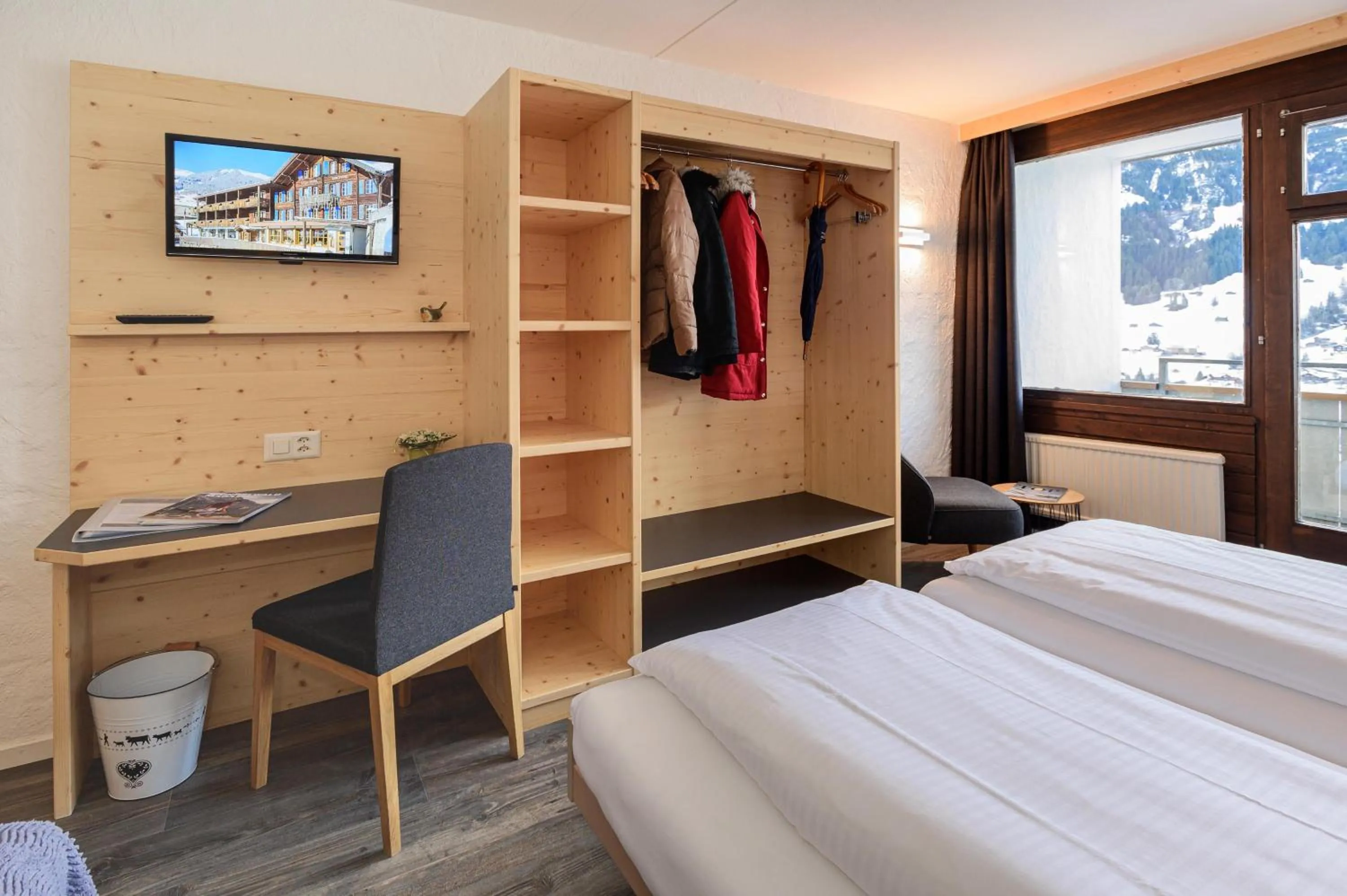 Photo of the whole room, Bed in Jungfrau Lodge, Annex Crystal