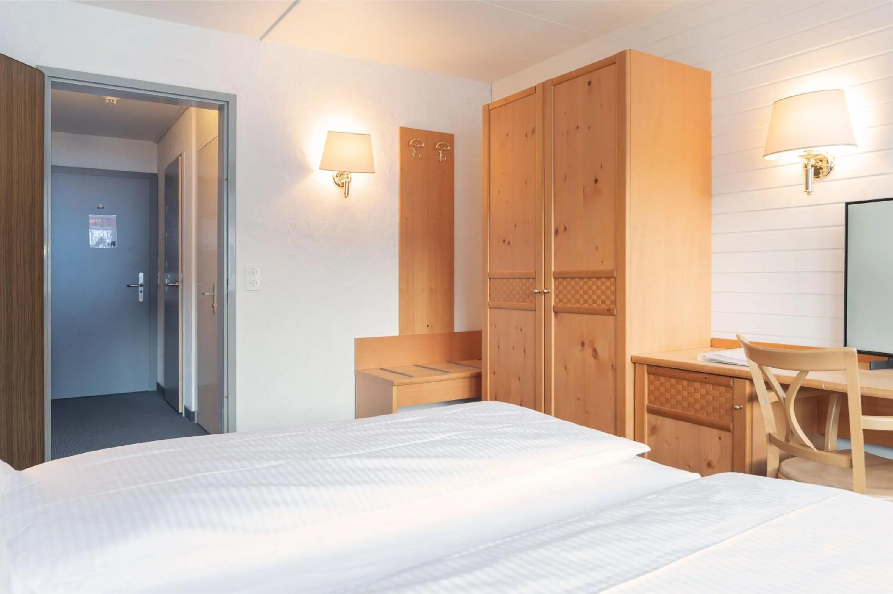 Photo of the whole room, Bed in Jungfrau Lodge, Annex Crystal