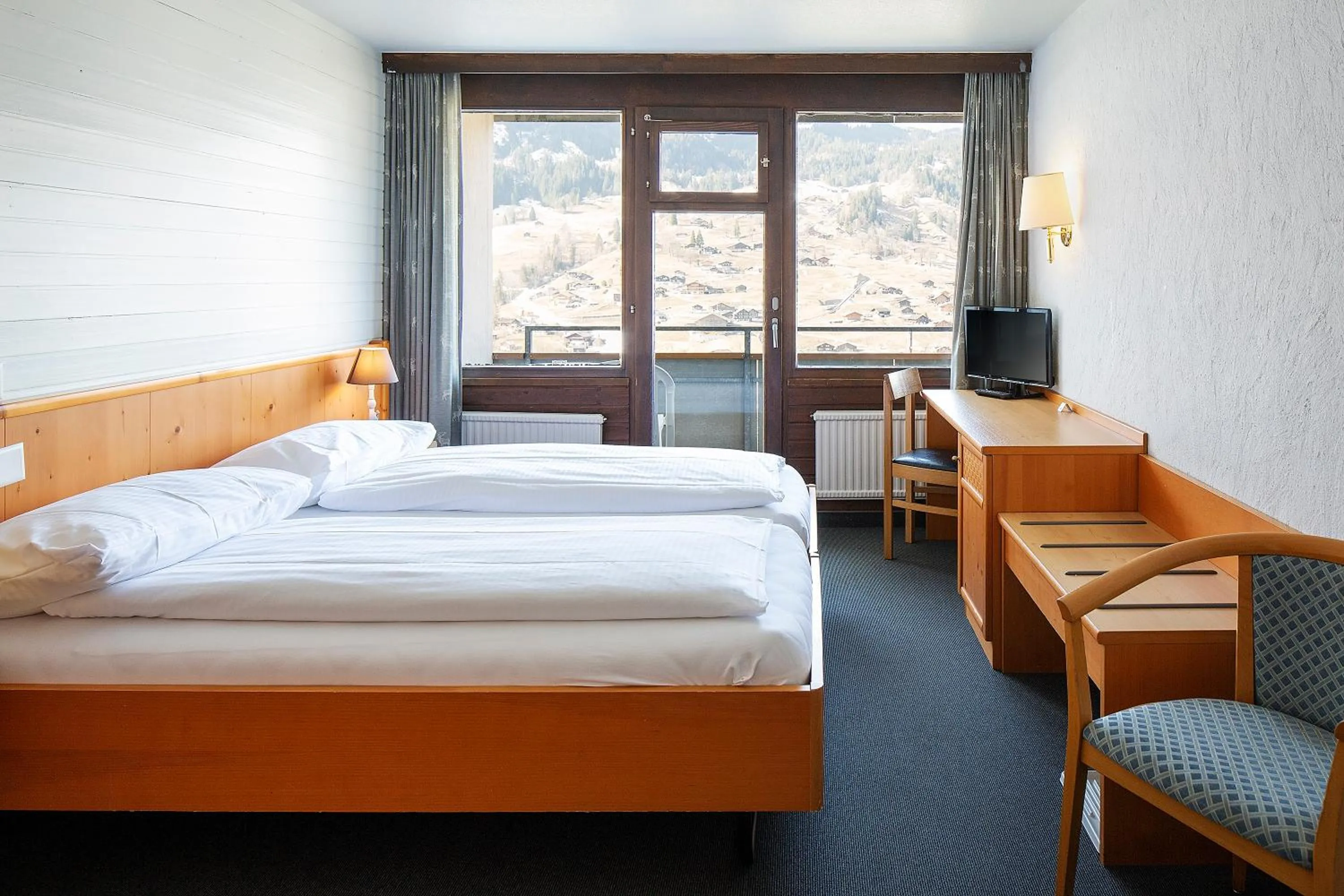 Photo of the whole room, Bed in Jungfrau Lodge, Annex Crystal