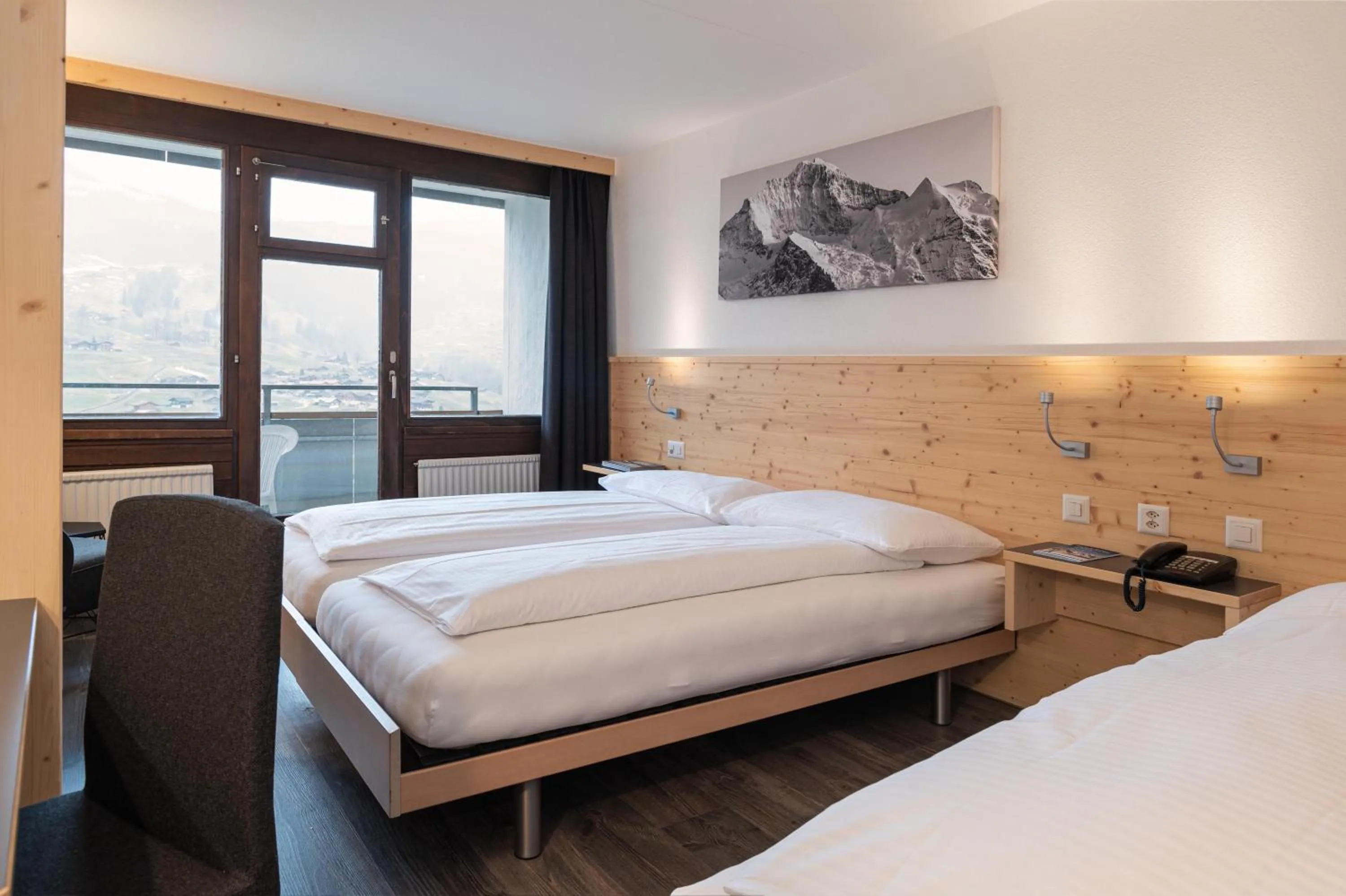 Photo of the whole room, Bed in Jungfrau Lodge, Annex Crystal