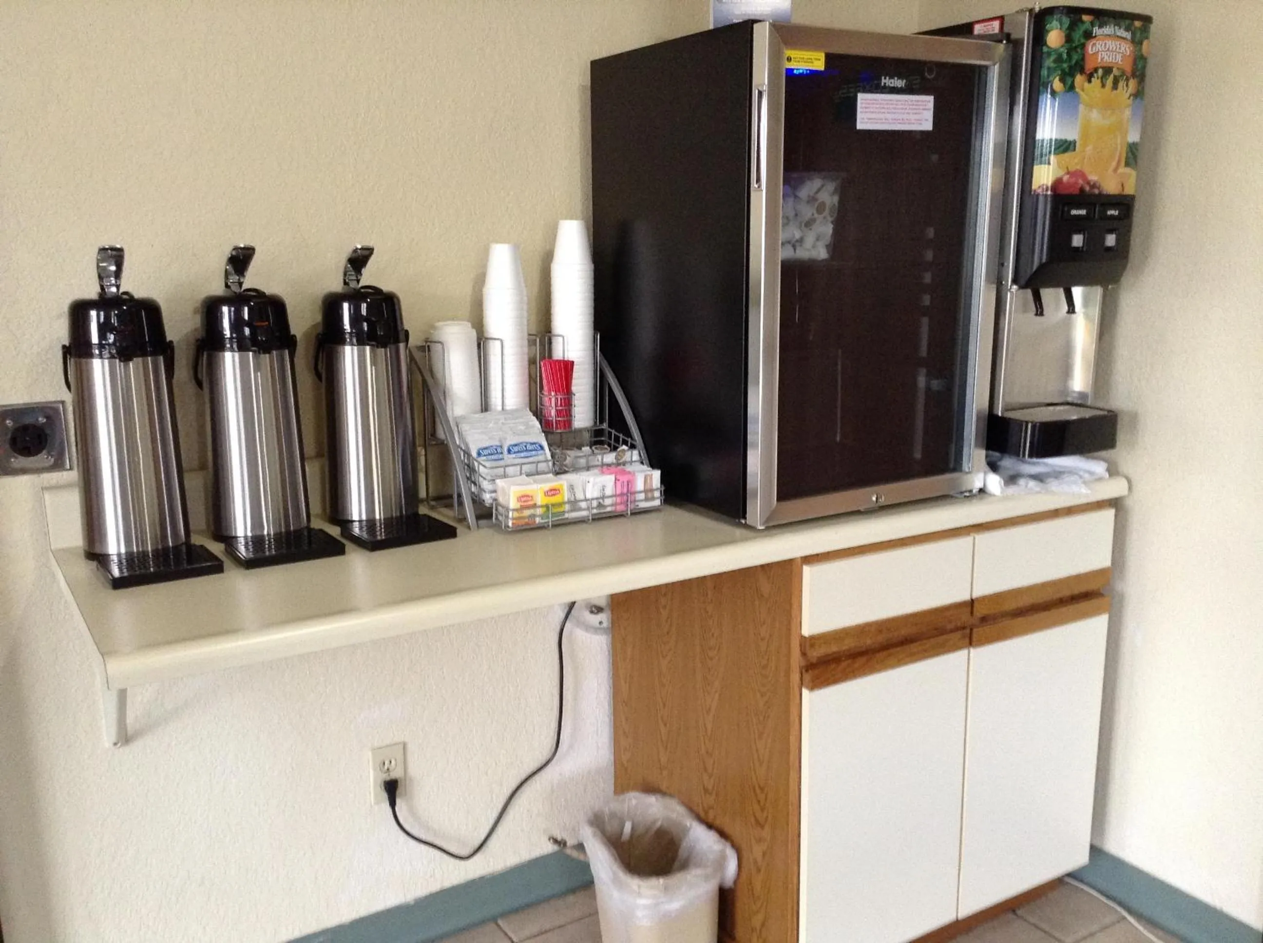 Coffee/tea facilities in Travelodge by Wyndham Hudsonville
