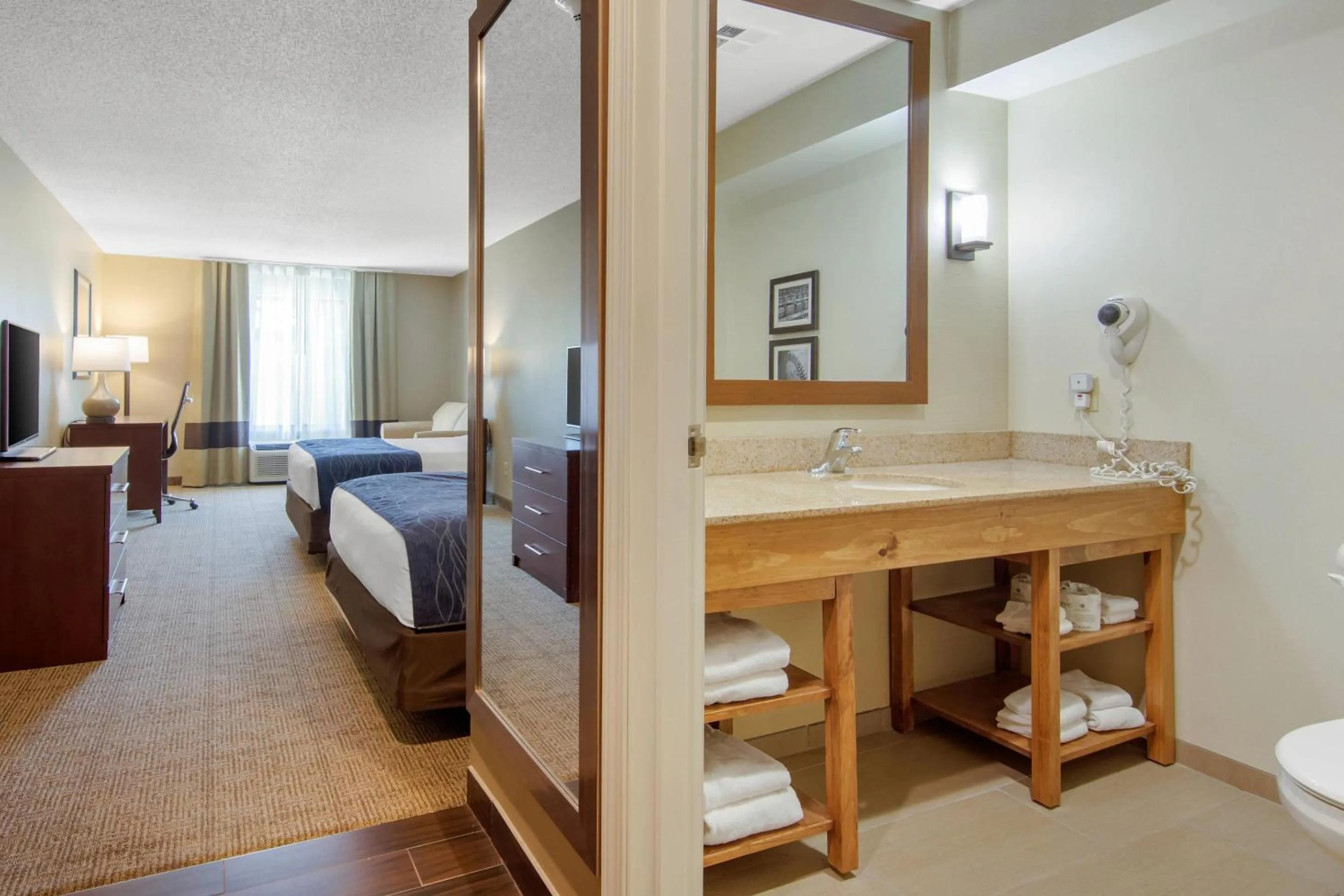 Bedroom, Bed in Comfort Inn & Suites Cooperstown - Milford