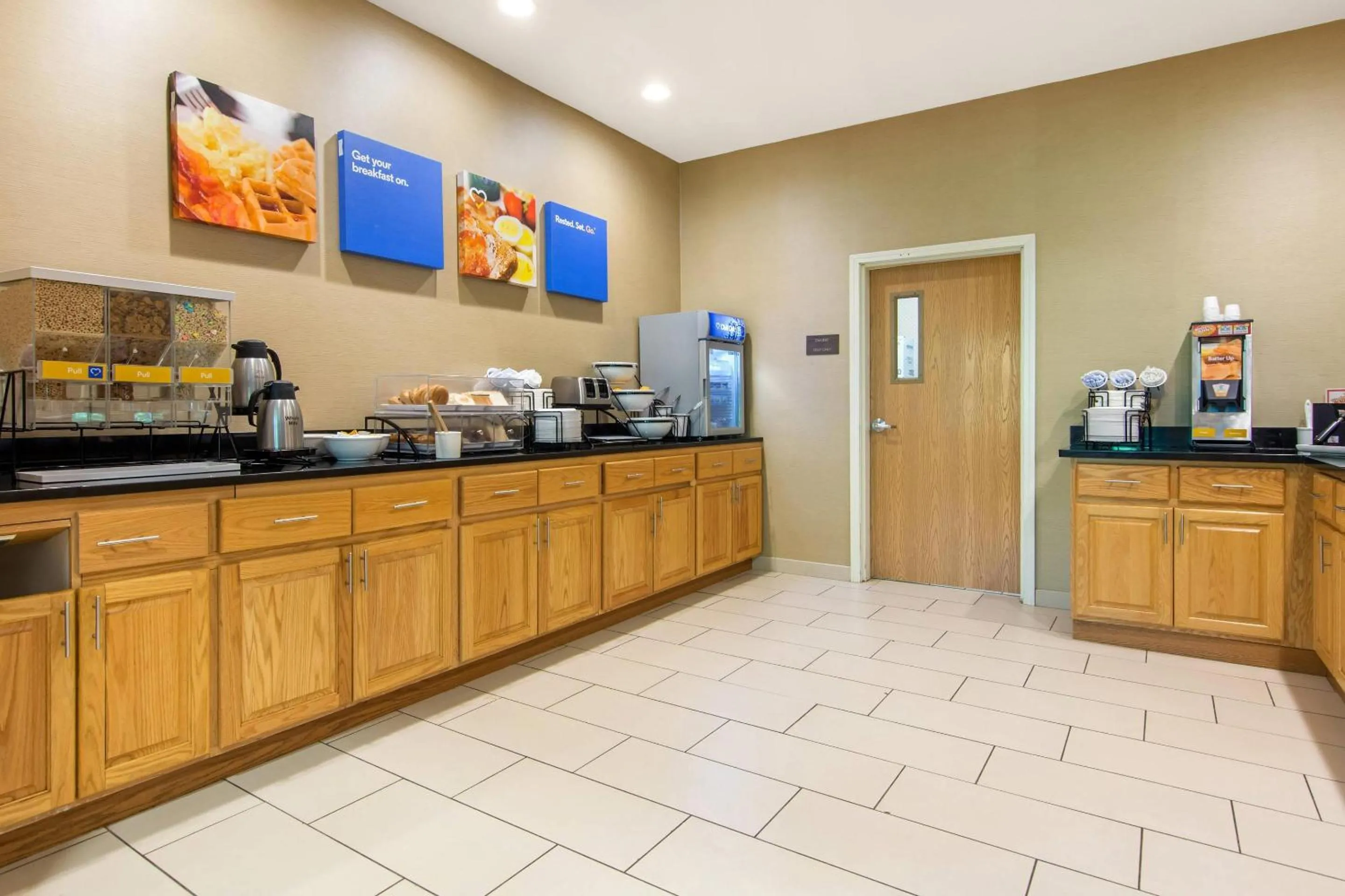 Breakfast in Comfort Inn & Suites Cooperstown - Milford