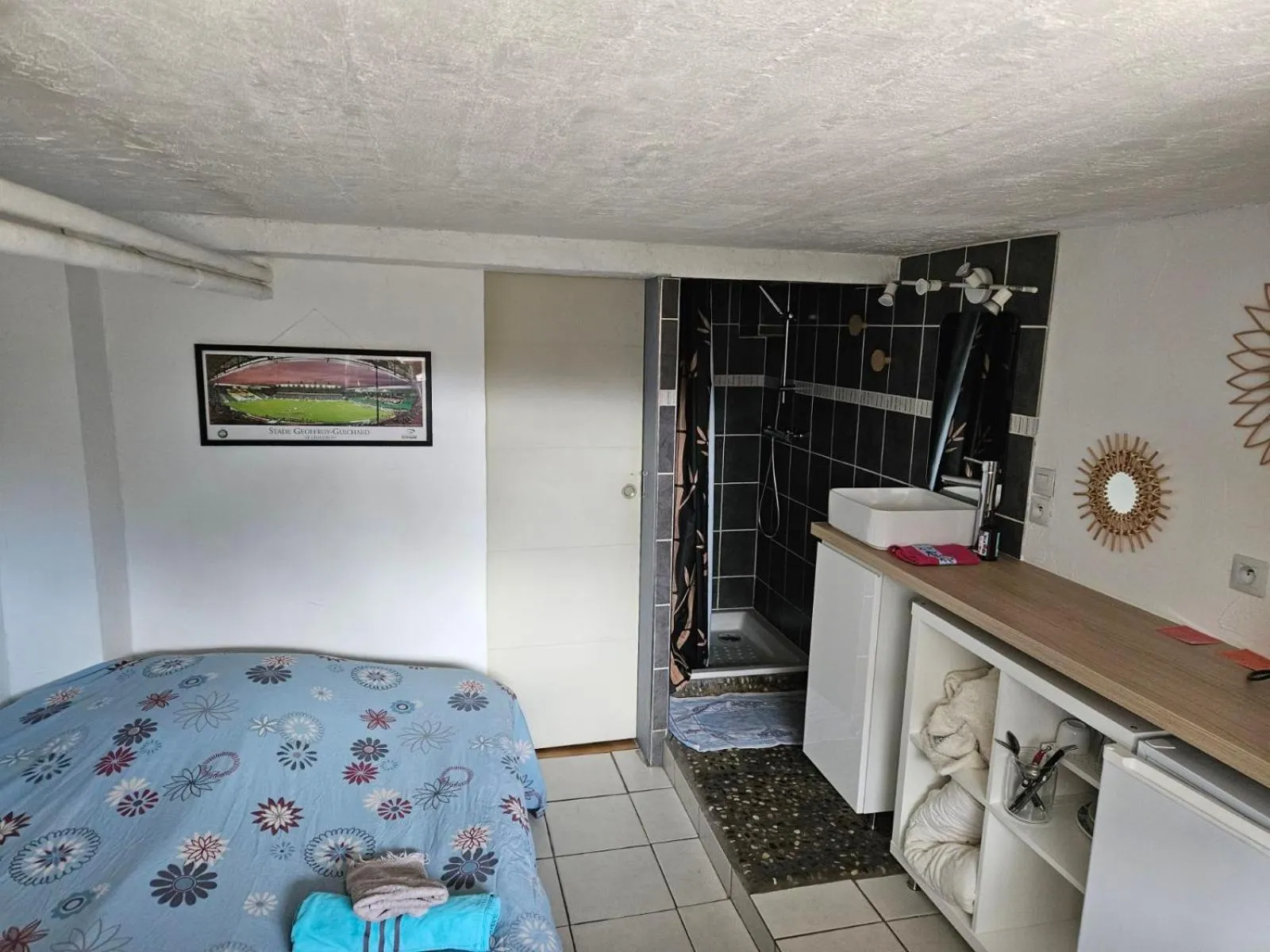 Photo of the whole room, Bed in Aux 2 lots