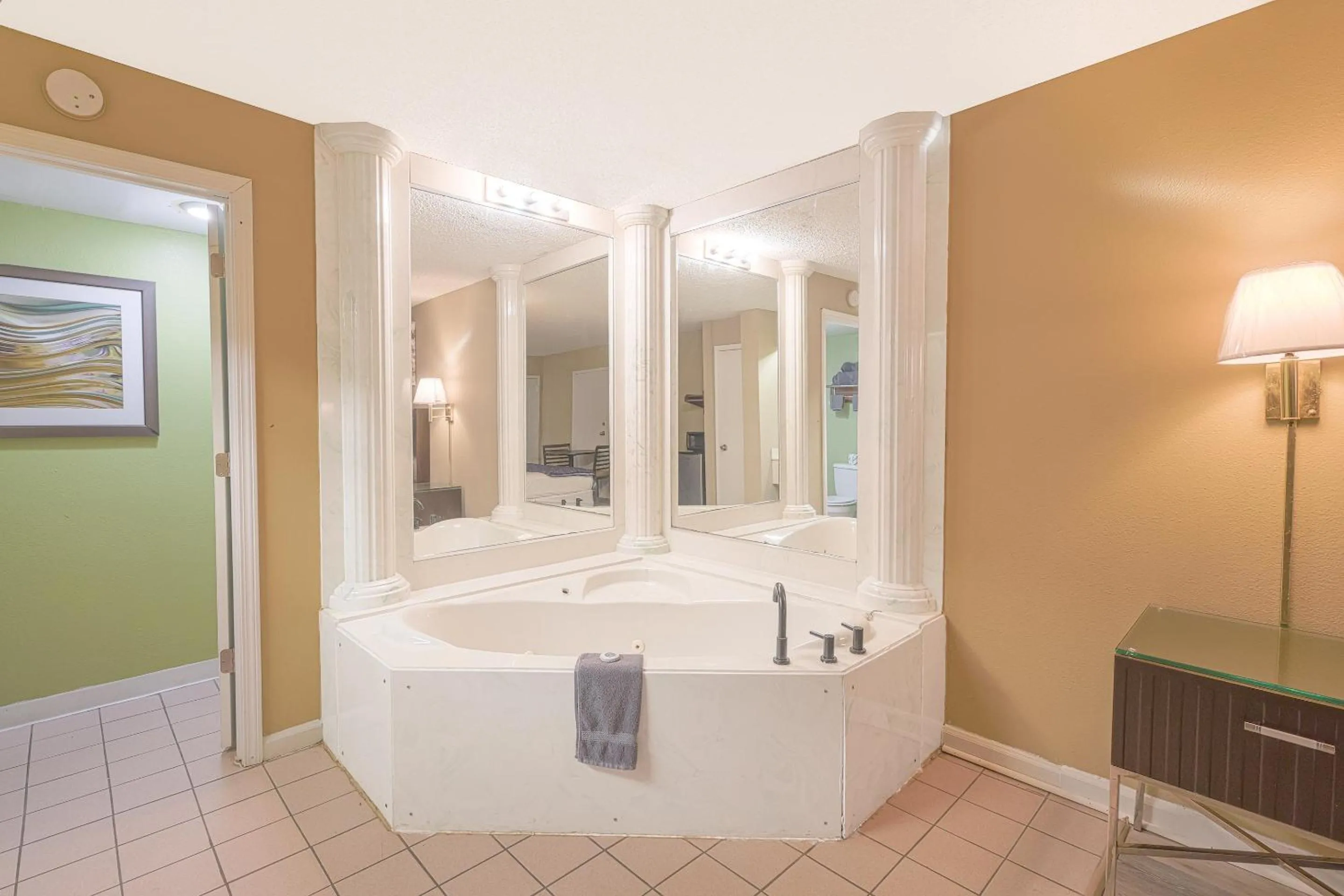 Bedroom in OYO Hotel Brownsville TN I-40