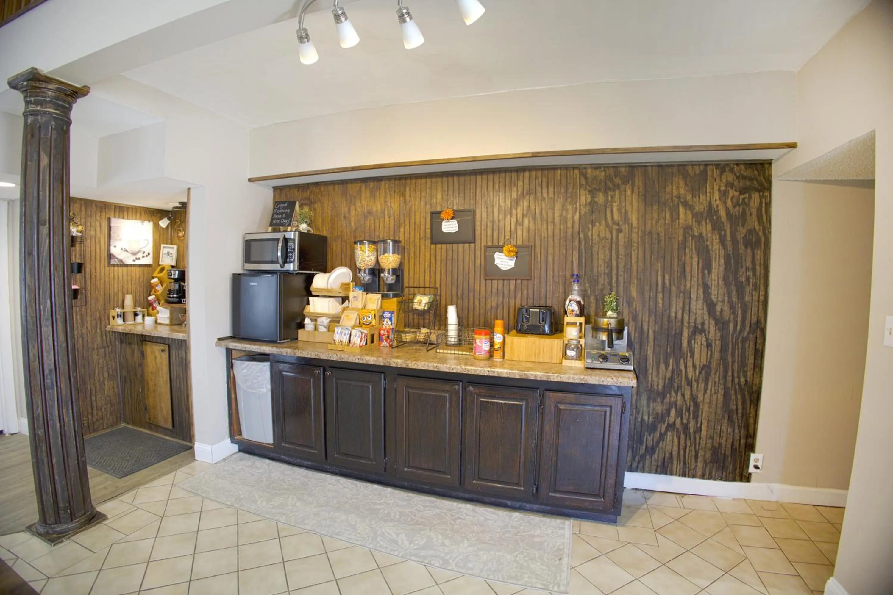 Kitchen or kitchenette in OYO Hotel Brownsville TN I-40