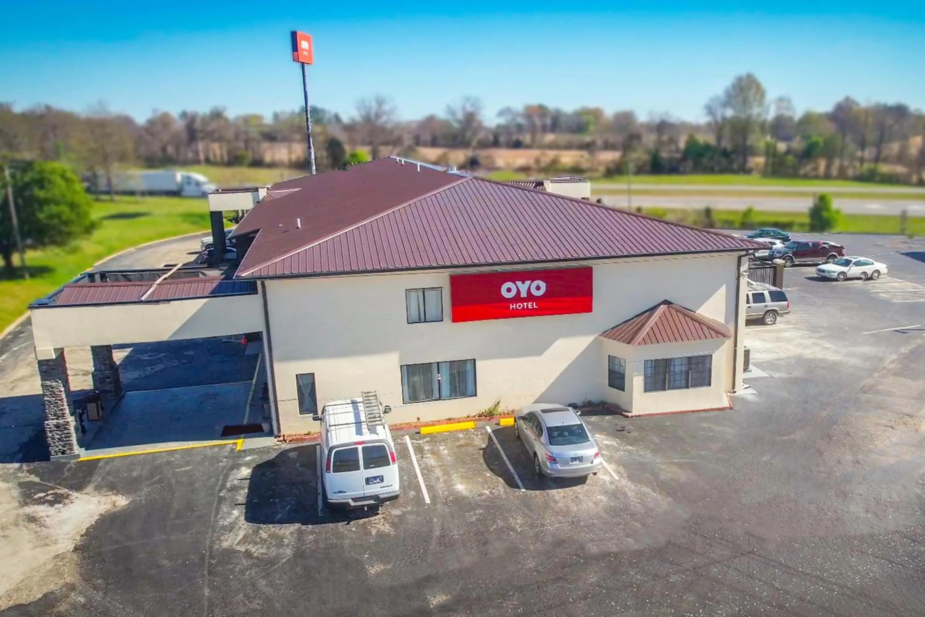 Facade/entrance in OYO Hotel Brownsville TN I-40