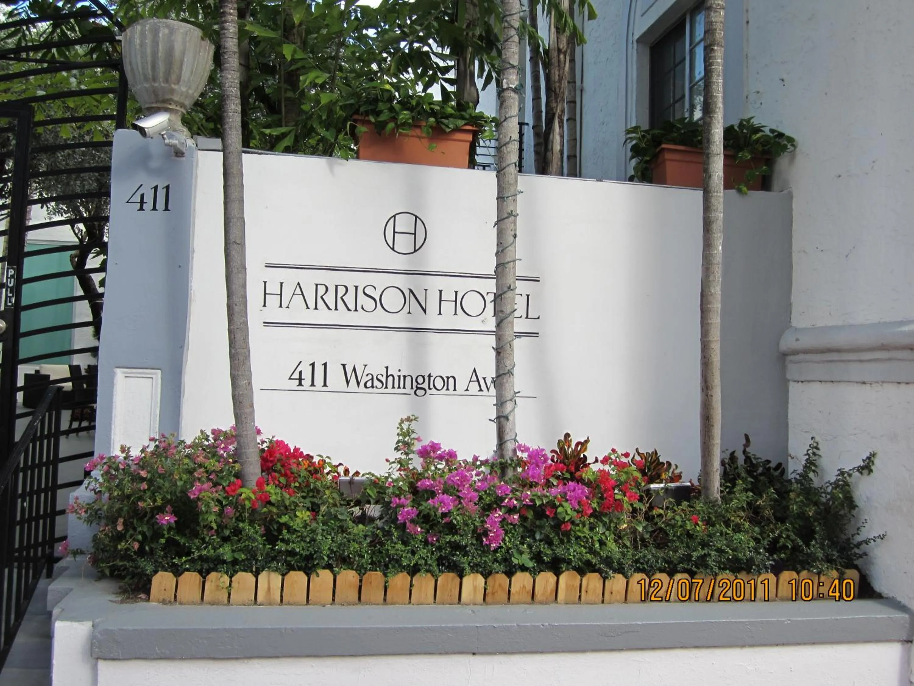 Facade/entrance in Harrison on the Beach