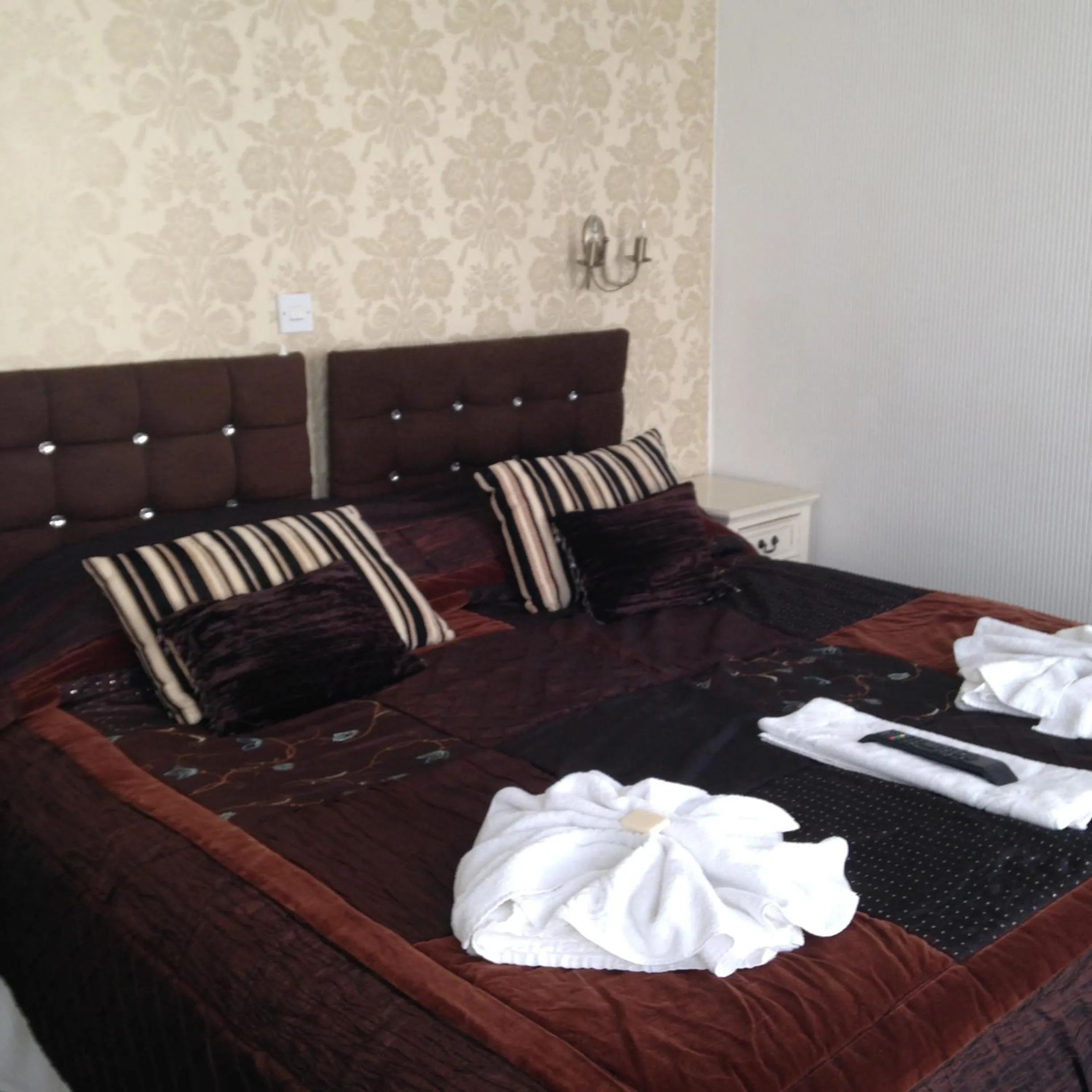 Bed in Nethway Hotel
