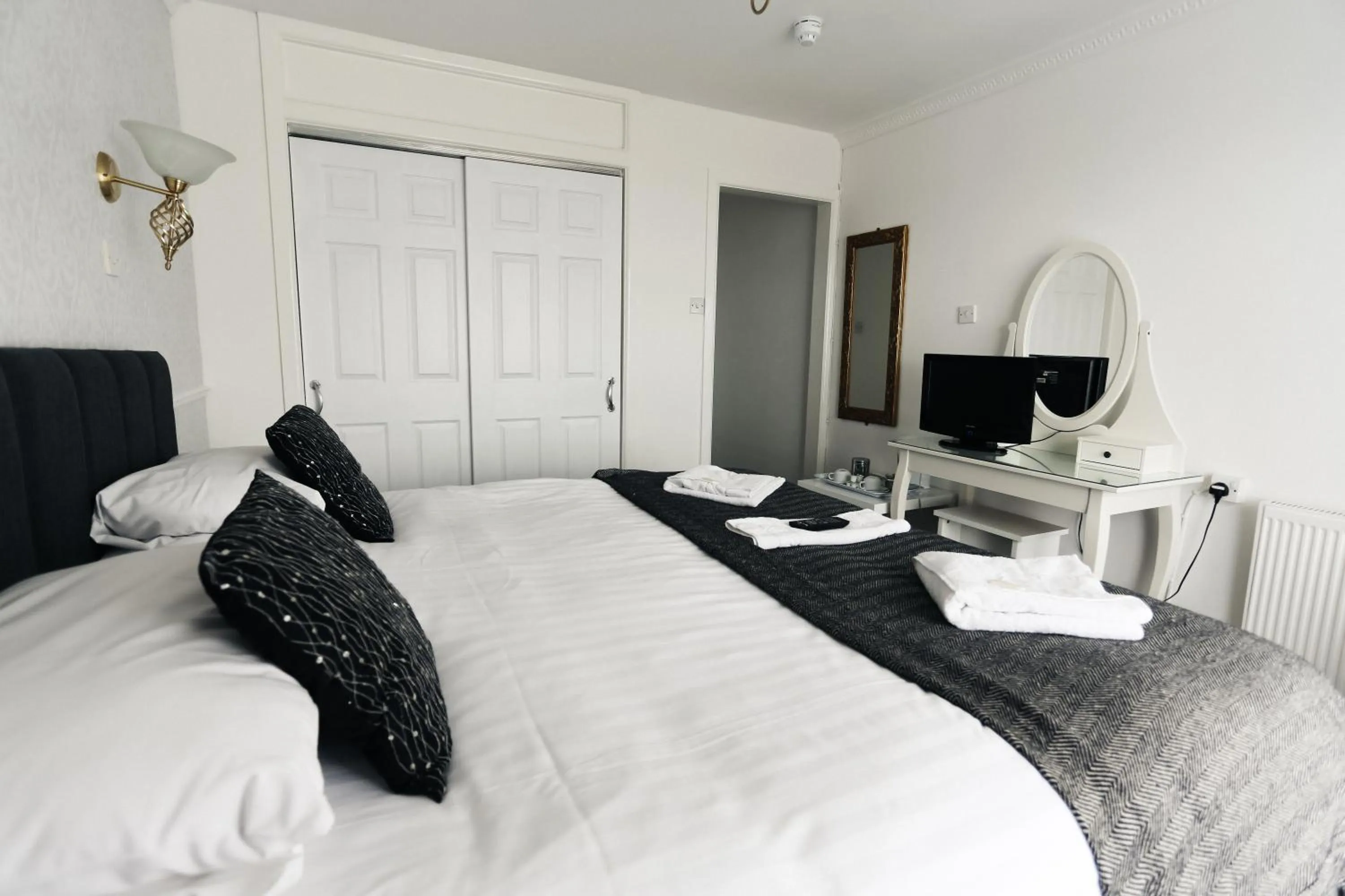 Photo of the whole room, Bed in Nethway Hotel