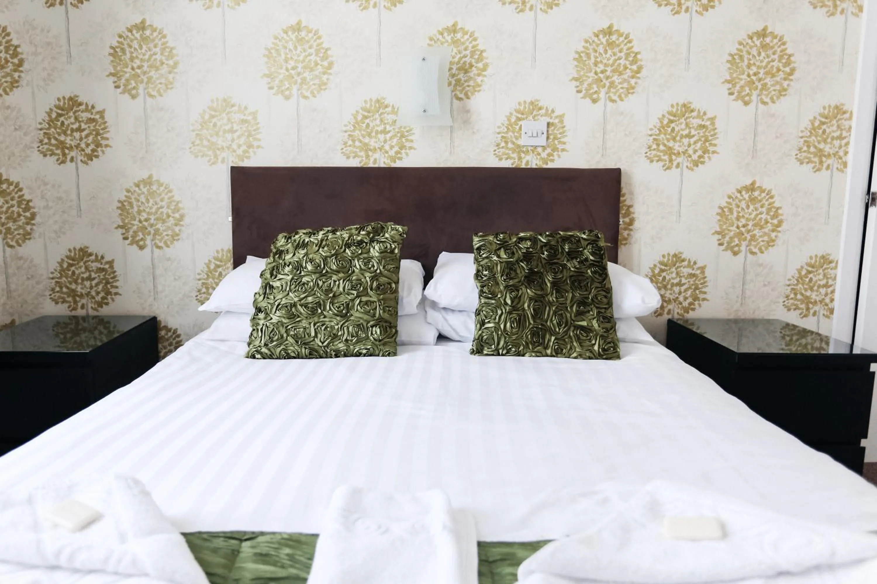 Bed in Nethway Hotel