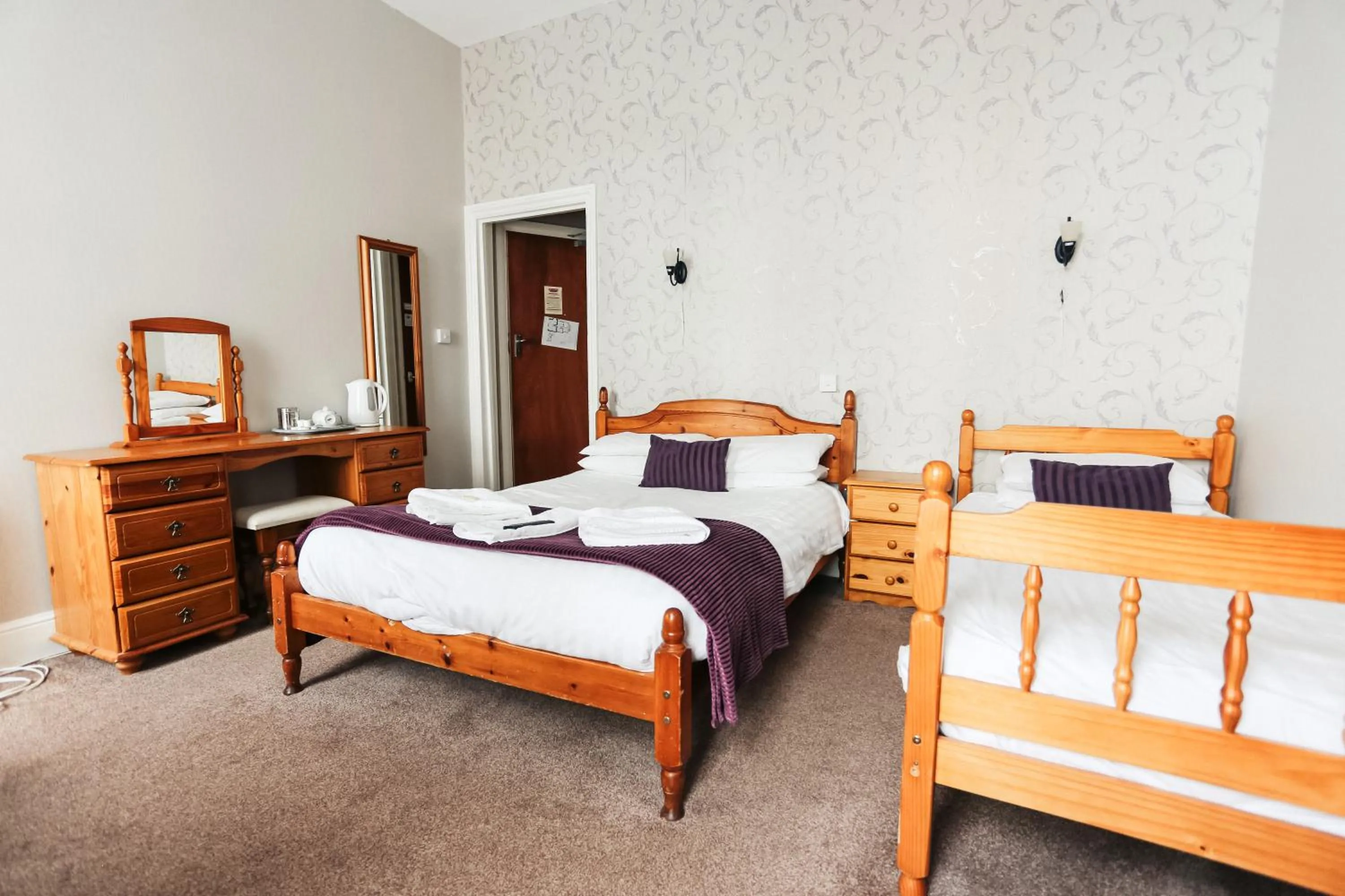 Photo of the whole room, Bed in Nethway Hotel