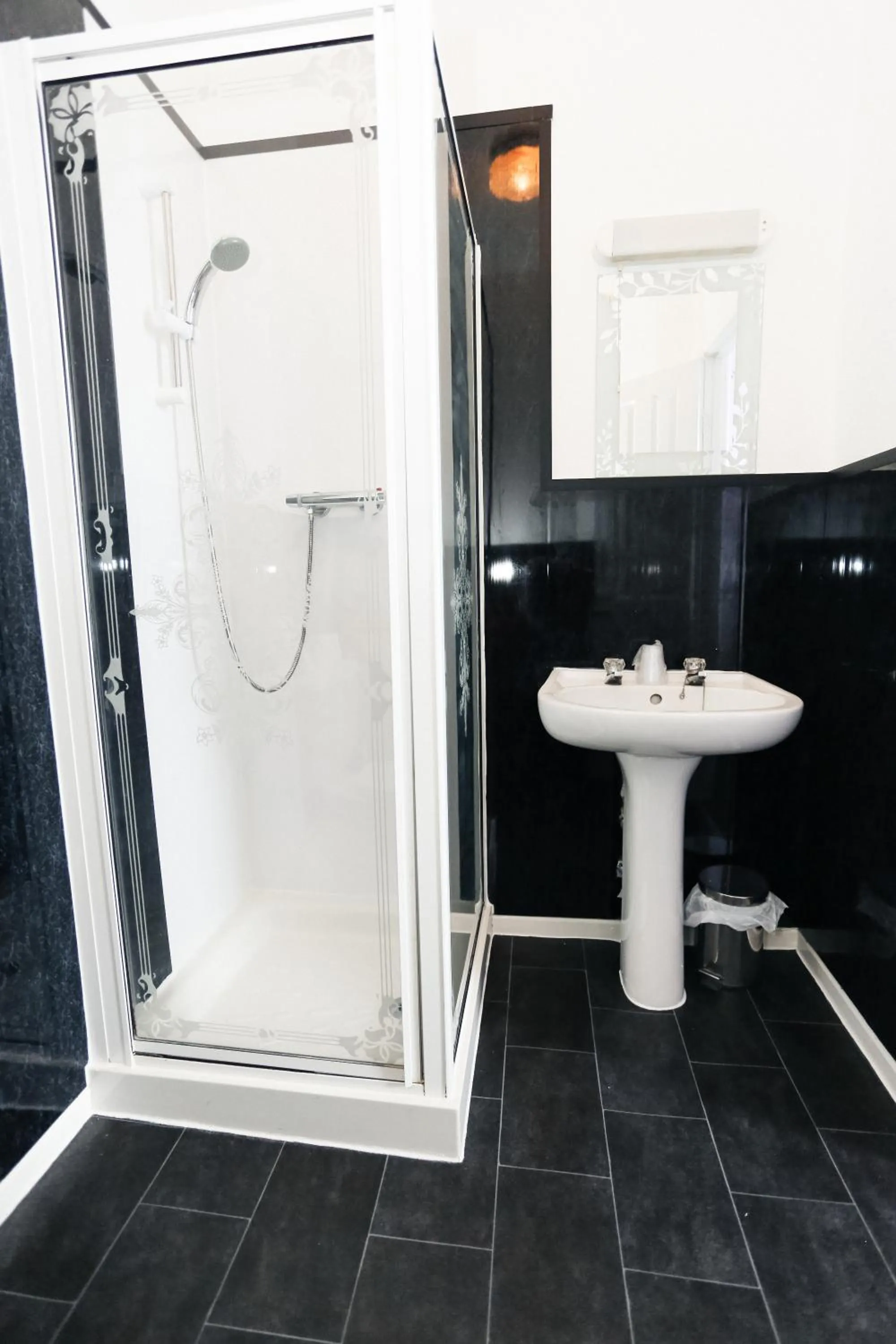 Shower in Nethway Hotel