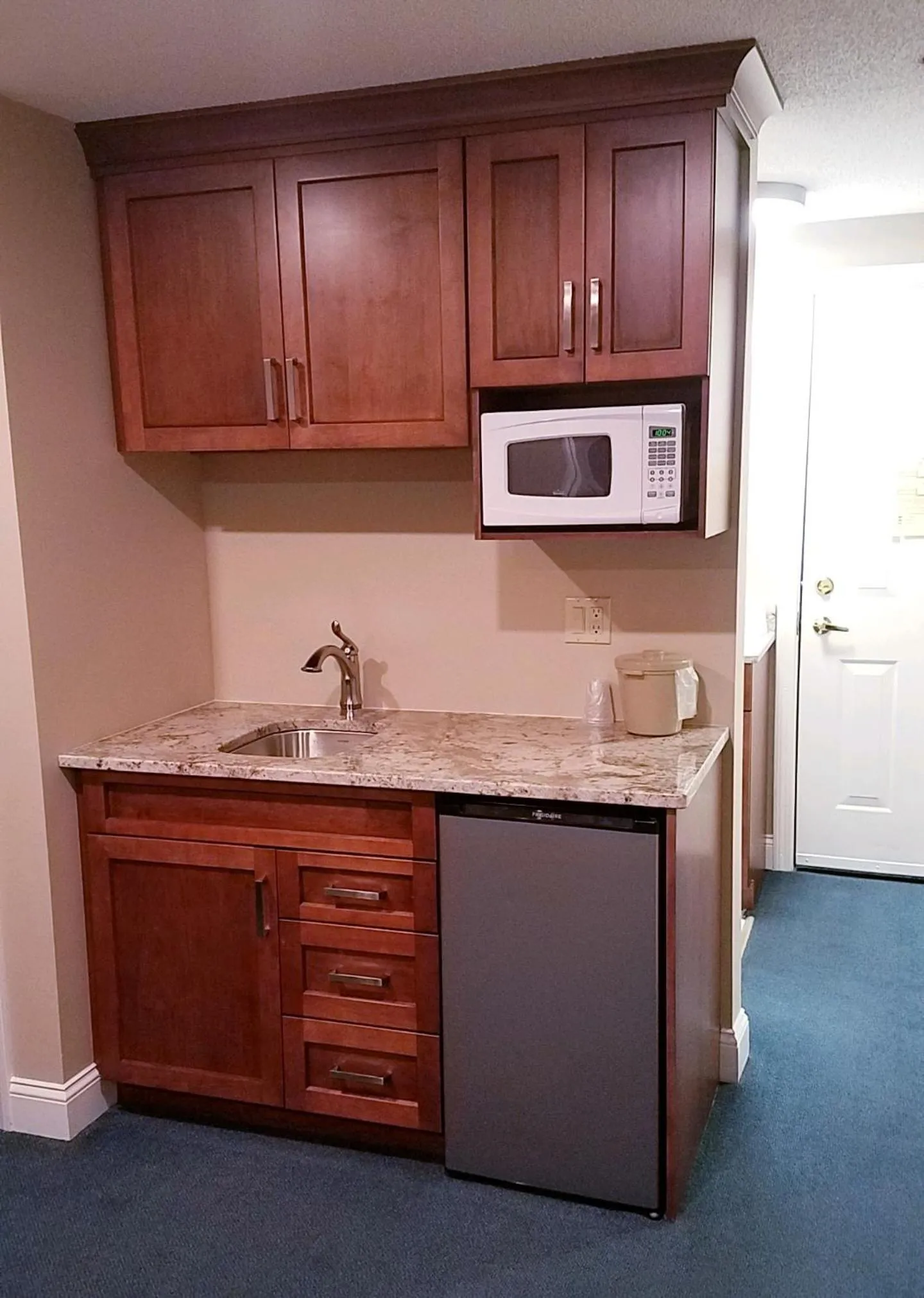 Kitchen or kitchenette in Eastern Inn & Suites (formerly Eastern Inns)