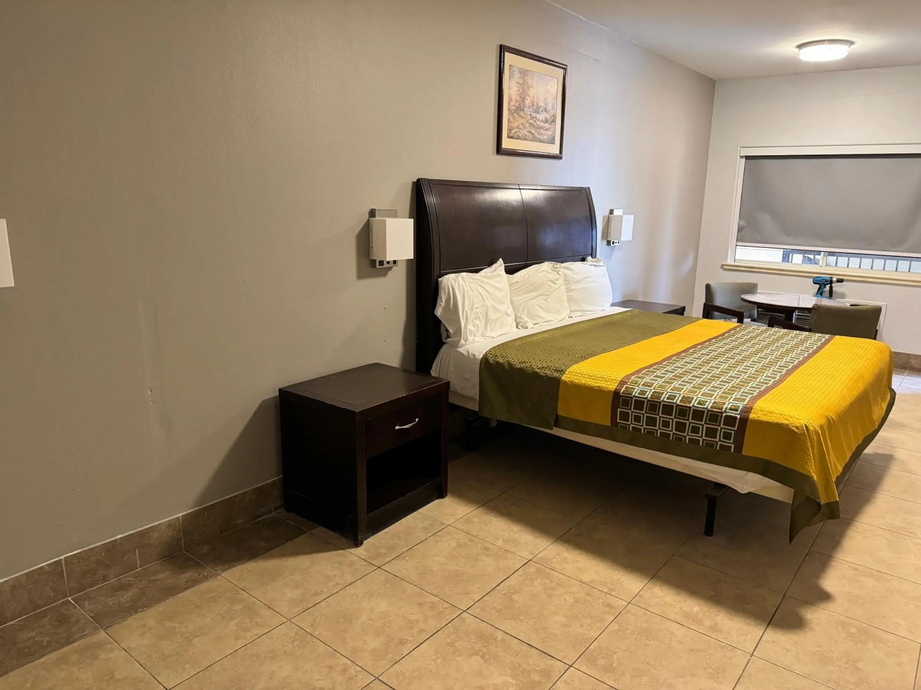 Bed in Texas Inn and Suites City Center at University Dr.