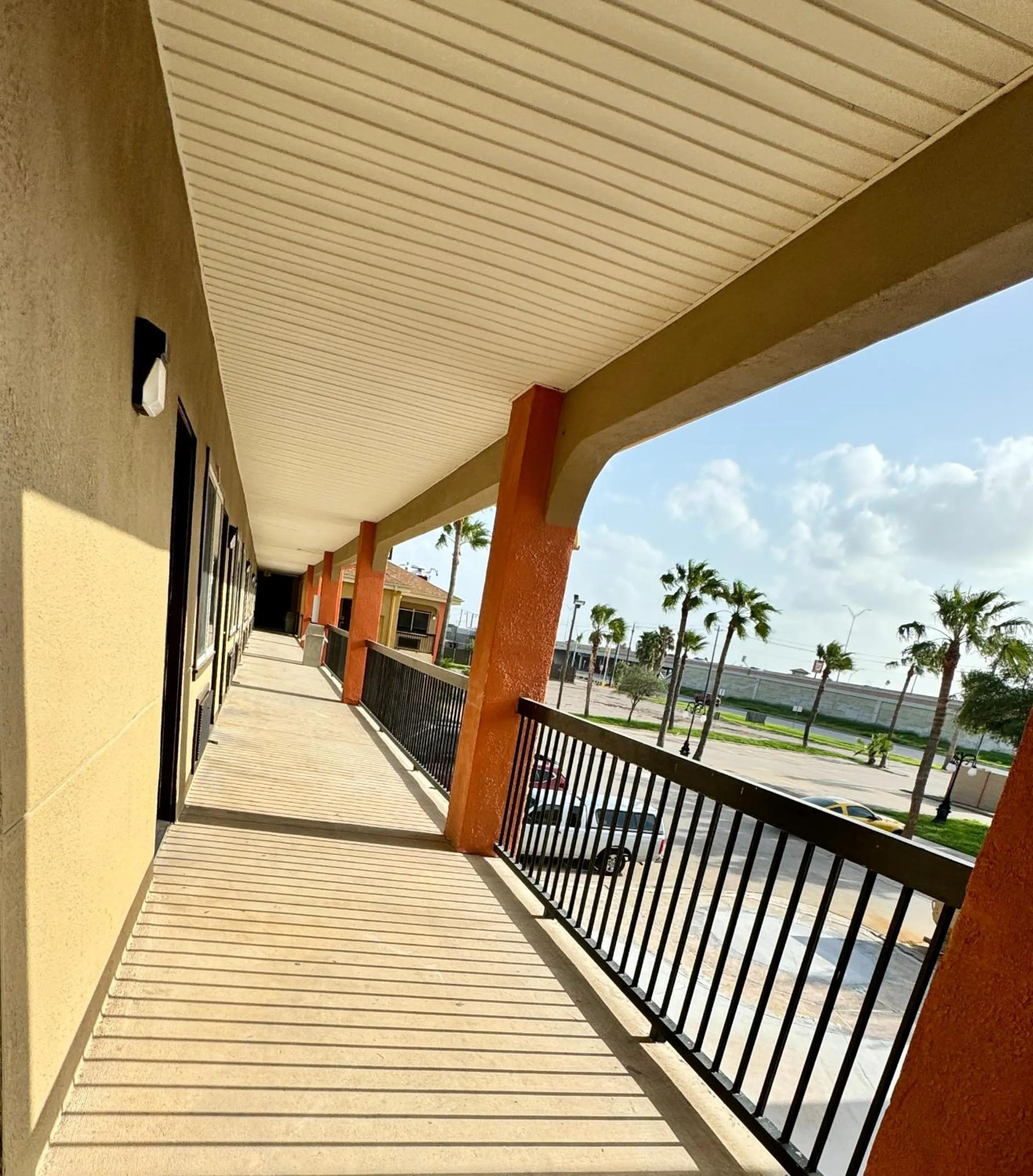 Property building in Texas Inn and Suites City Center at University Dr.