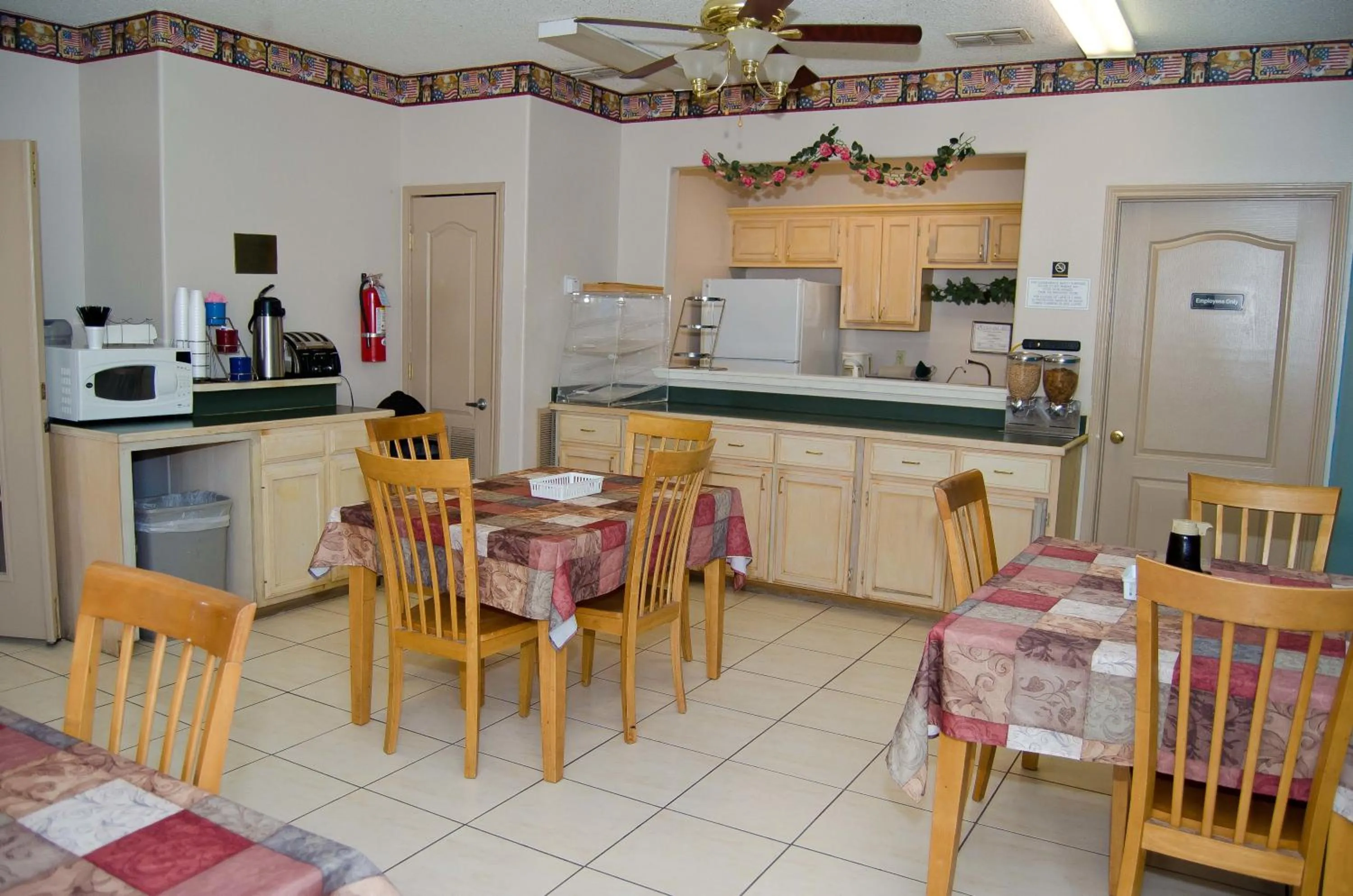 Food and drinks in Texas Inn and Suites City Center at University Dr.