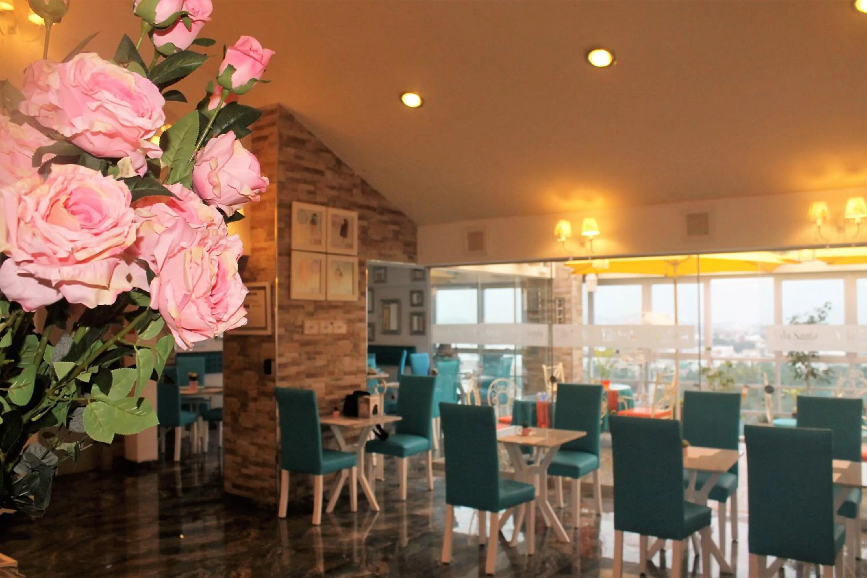 Restaurant/places to eat in Hotel Vila Santa